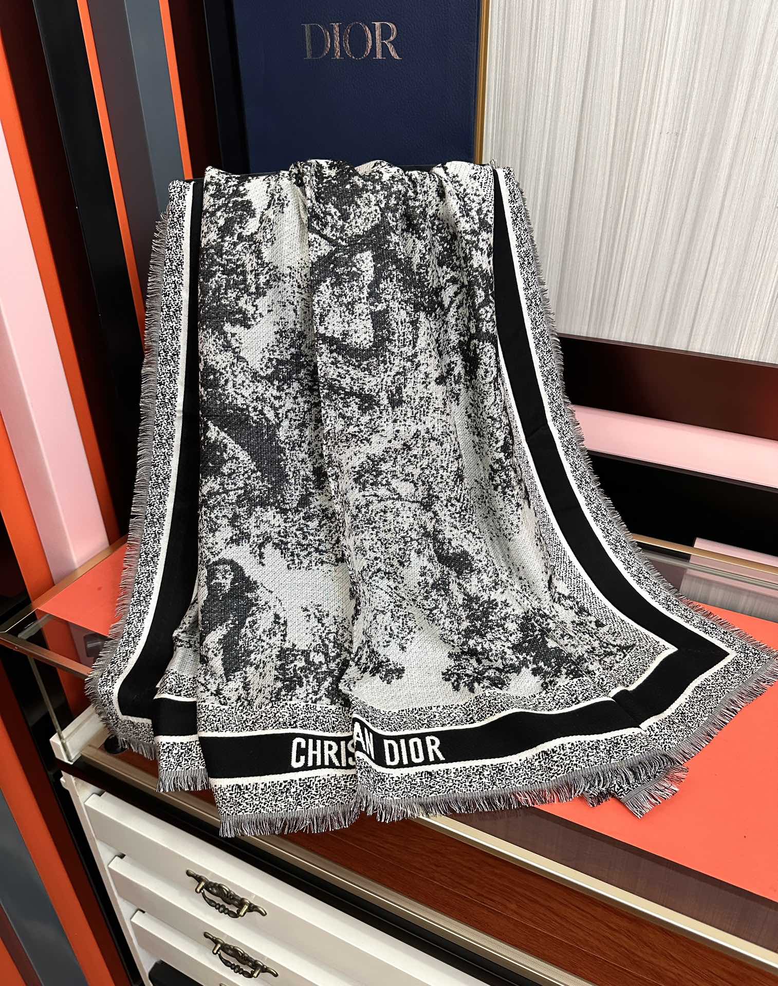 爆款。迪奥 2025最新的专柜款【动物丛林印花】羊绒方巾 💟 日常都非常好搭配的款😍一看到就想去买[得意