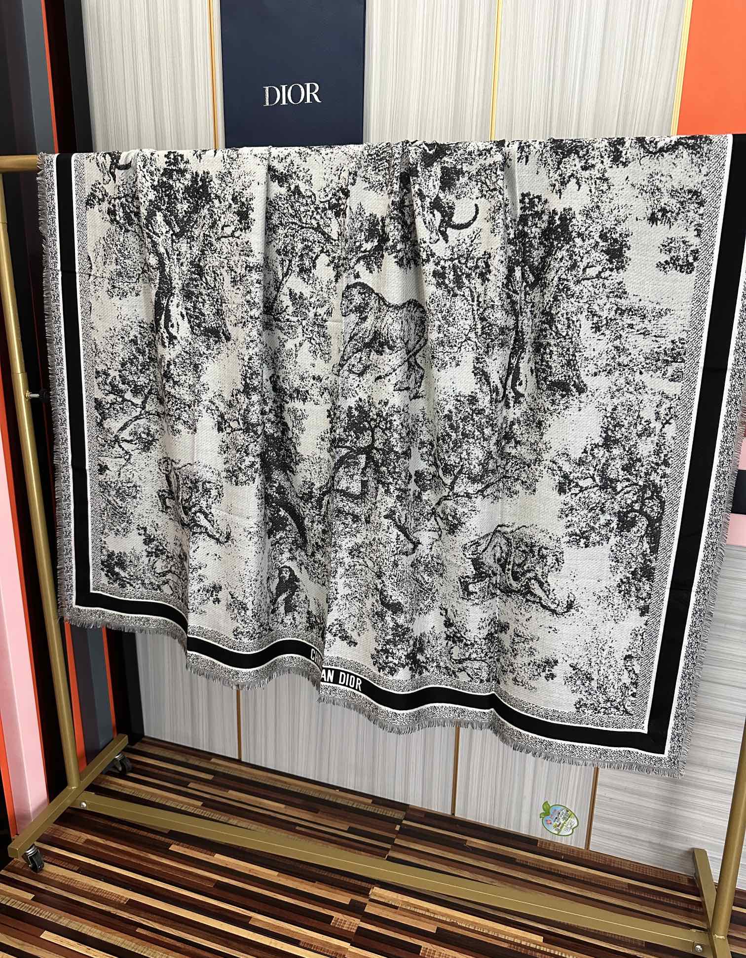 爆款。迪奥 2025最新的专柜款【动物丛林印花】羊绒方巾 💟 日常都非常好搭配的款😍一看到就想去买[得意