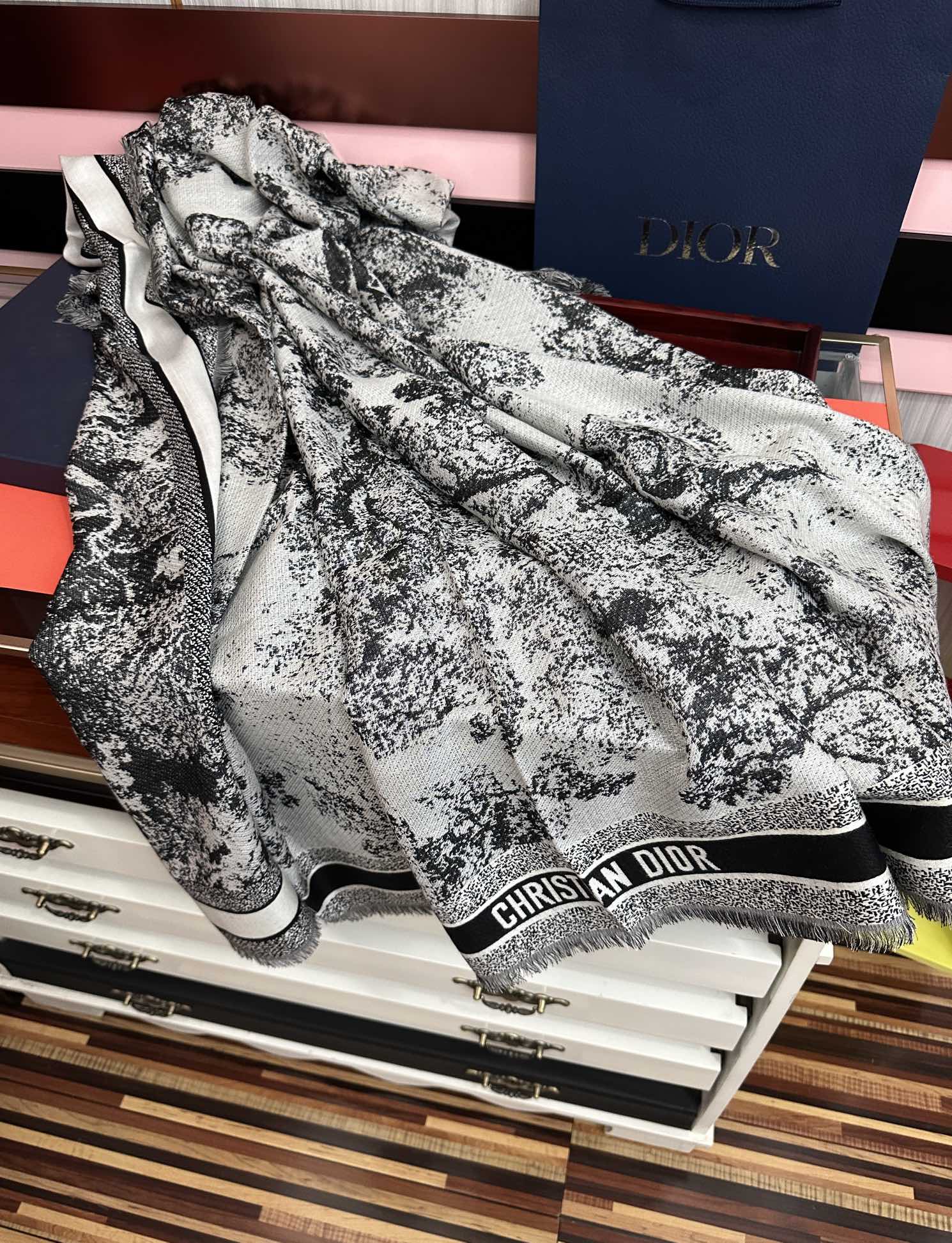 爆款。迪奥 2025最新的专柜款【动物丛林印花】羊绒方巾 💟 日常都非常好搭配的款😍一看到就想去买[得意