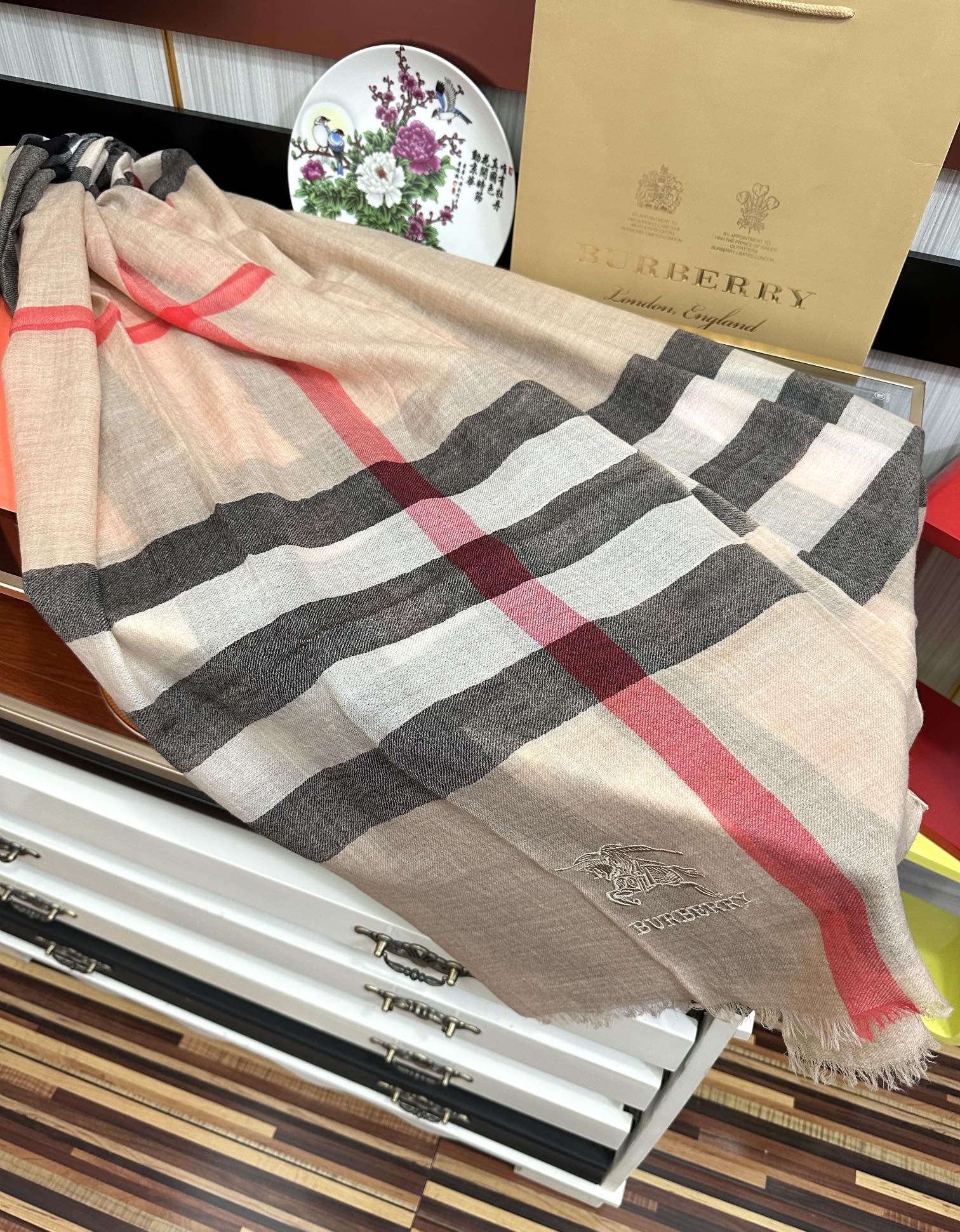 。2010 爆款巴宝莉 🧣万众瞩目战马绣标经典版到货🎆最优质的年轻设计师推出的最新概念👓搭配调色纱染再色