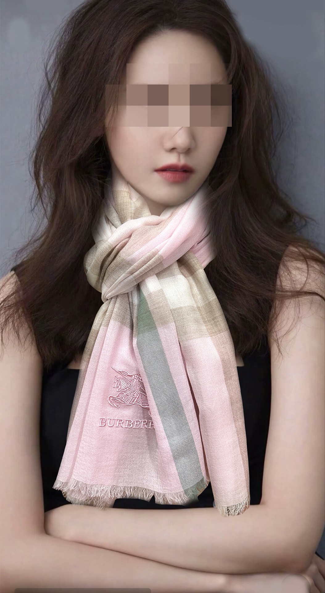 NO:619926,Burberry's much-anticipated war horse embroidered logo classic version has arrived. The latest concept launched by the best quality young designers, combined with tonal yarn dyeing and then yarn-dyed knitting, intertwined to form a new pattern. It took a long wait for 3 months to complete the remaining accessories for the fabric scarf. The British plaid, a symbol of identity and temperament that the aristocrats love, is specially artificially spiked and loose. Fabric shawls are rare and good. Size: 90x, material: cashmere high version scarf, high version scarf, burberry, shawls19860909爆款巴宝莉 万众瞩目战马绣标经典版到货最优质的年轻设计师推出的最新概念搭配调色纱染再色织交织在一起形成新款格型这款经历漫长等待耗时3个月之久才完成面料围巾配的剩下的辅料.贵族最爱的英伦格子身份和气质的象征尺特别人工抽穗散须.面料披肩的不可多得好货 尺寸:90x,材质:羊绒高版本围巾,高版本围巾,burberry,shawls,scarf