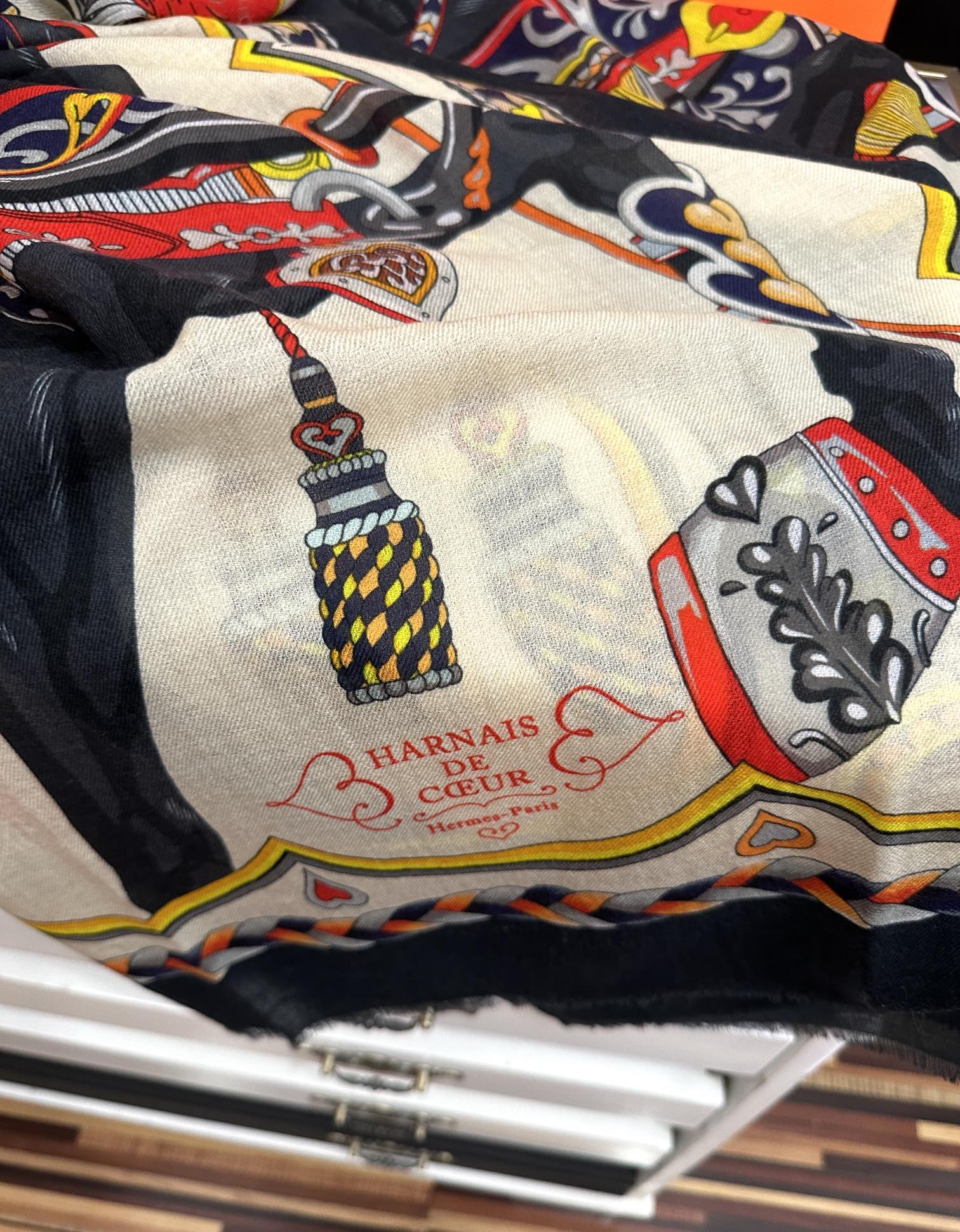 。新款羊绒 爱马仕2025 最新款顶级设计太美了，真心赞👍😘💍实物真心美 🎀披肩配以印花💓💃🏻无论设计喷