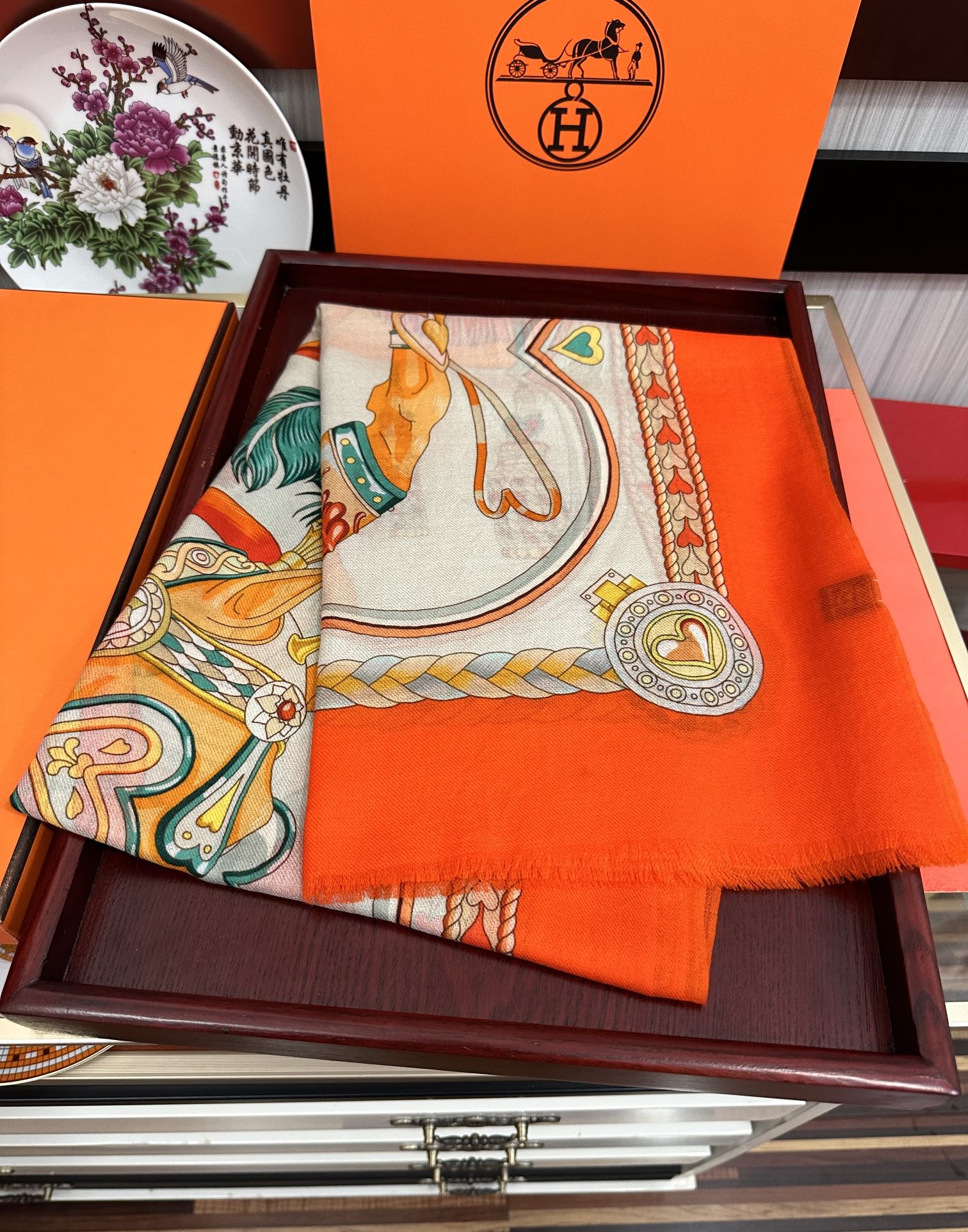 。新款羊绒 爱马仕2025 最新款顶级设计太美了，真心赞👍😘💍实物真心美 🎀披肩配以印花💓💃🏻无论设计喷