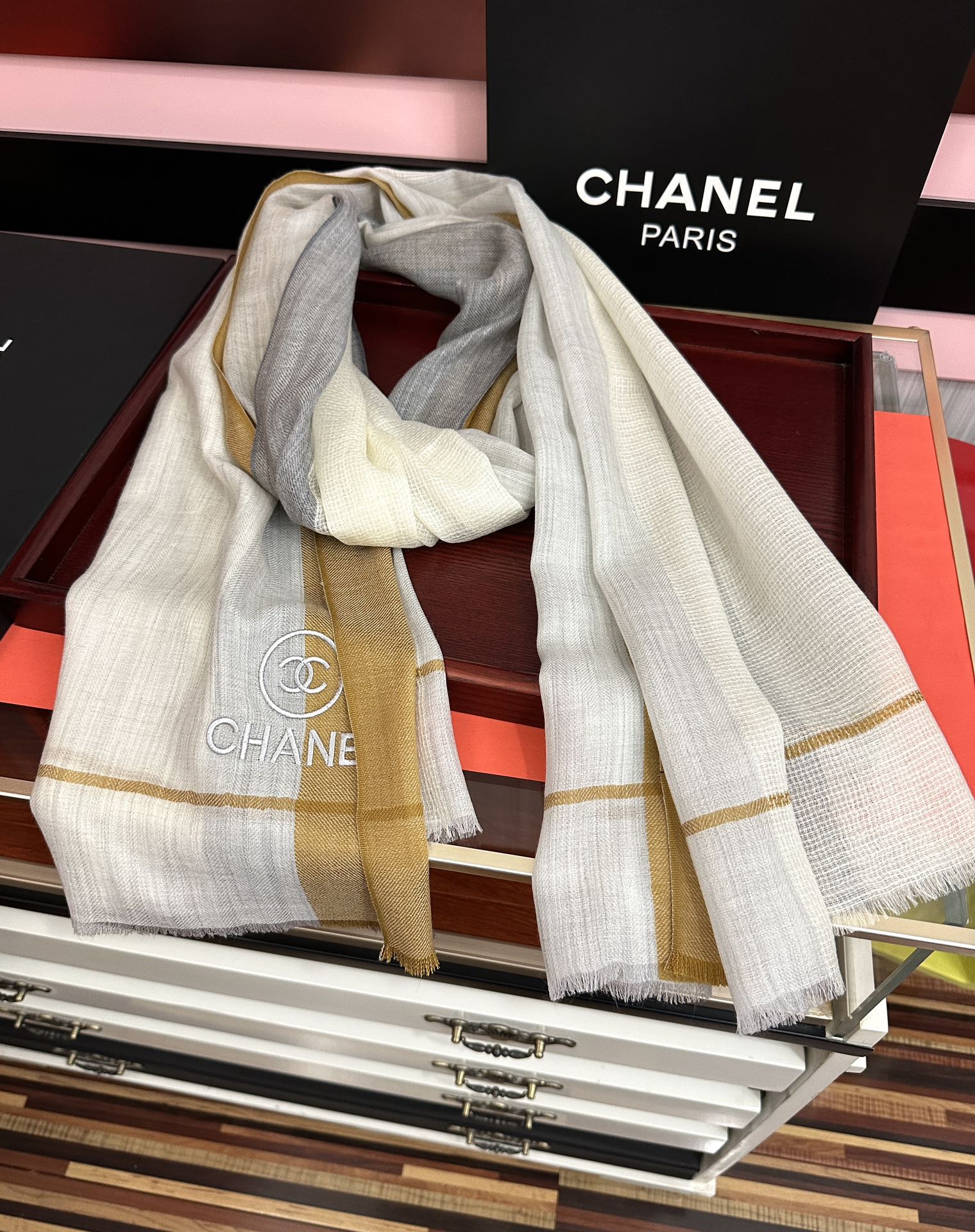 。2010 小香 🧣万众瞩目双c绣标带有银线经典版到货🎆最优质的年轻设计师推出的最新概念👓搭配调色纱染再