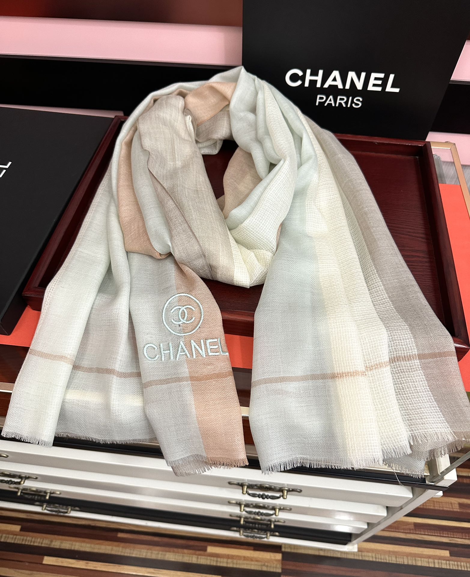 。2010 小香 🧣万众瞩目双c绣标带有银线经典版到货🎆最优质的年轻设计师推出的最新概念👓搭配调色纱染再