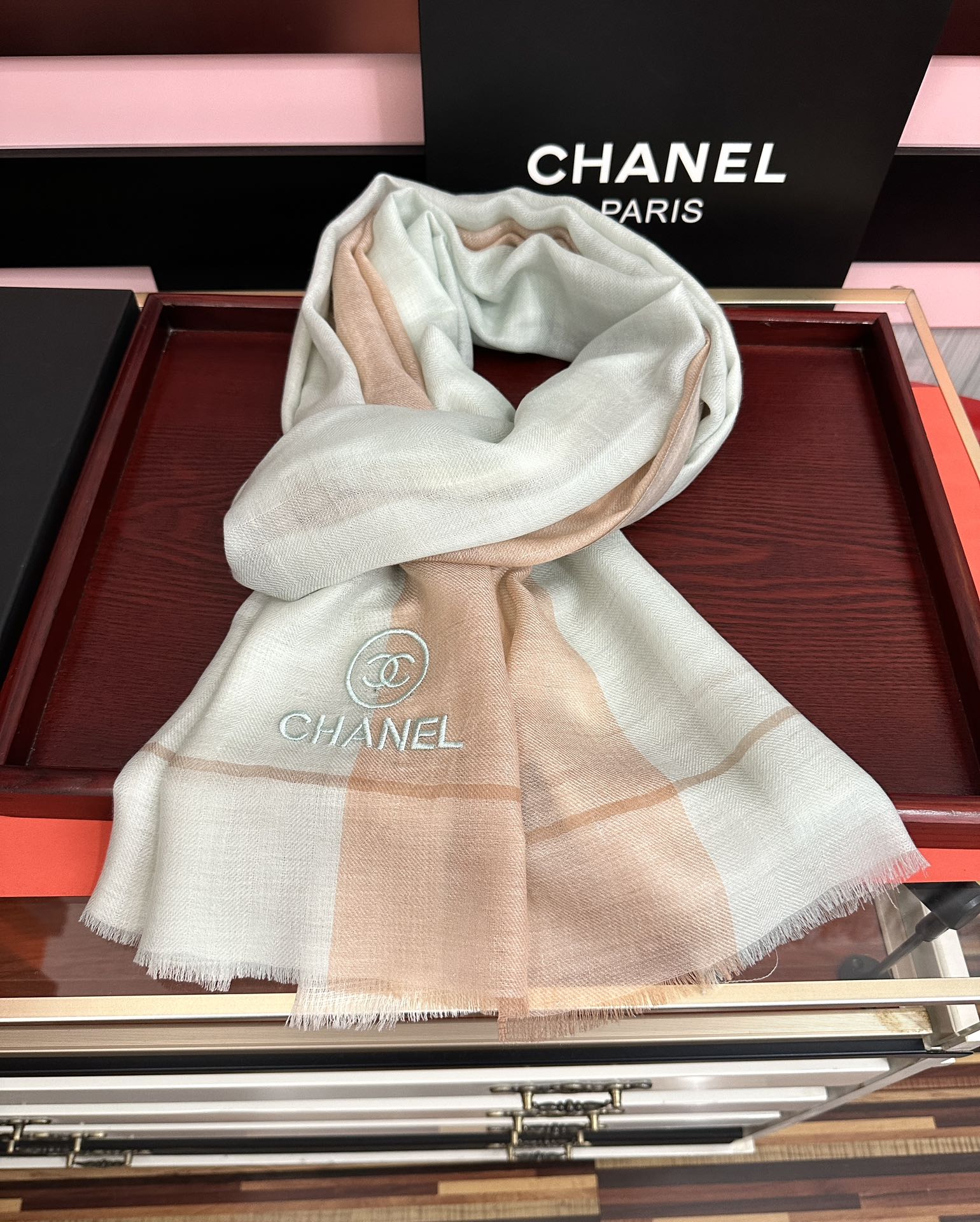 。2010 小香 🧣万众瞩目双c绣标带有银线经典版到货🎆最优质的年轻设计师推出的最新概念👓搭配调色纱染再