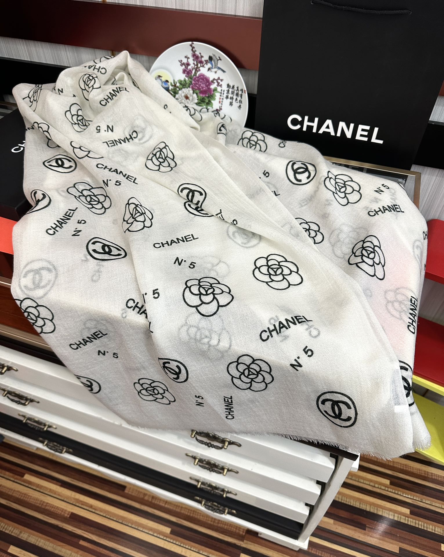 上新。小香 银丝2025 [吃瓜]闪闪发光[咖啡]顶级设计太美了，真心赞👍【羊绒长巾】😘💍实物真心美 🎀