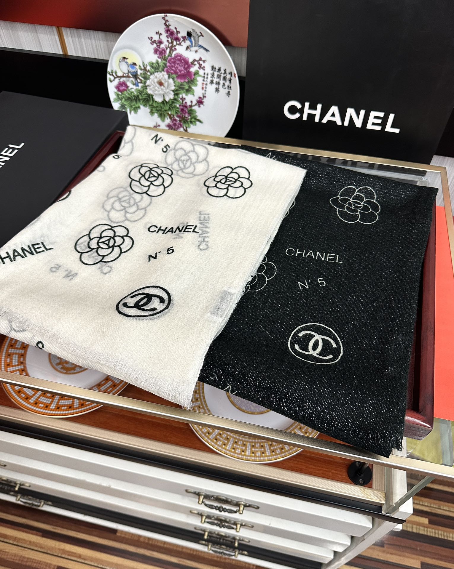 上新。小香 银丝2025 [吃瓜]闪闪发光[咖啡]顶级设计太美了，真心赞👍【羊绒长巾】😘💍实物真心美 🎀