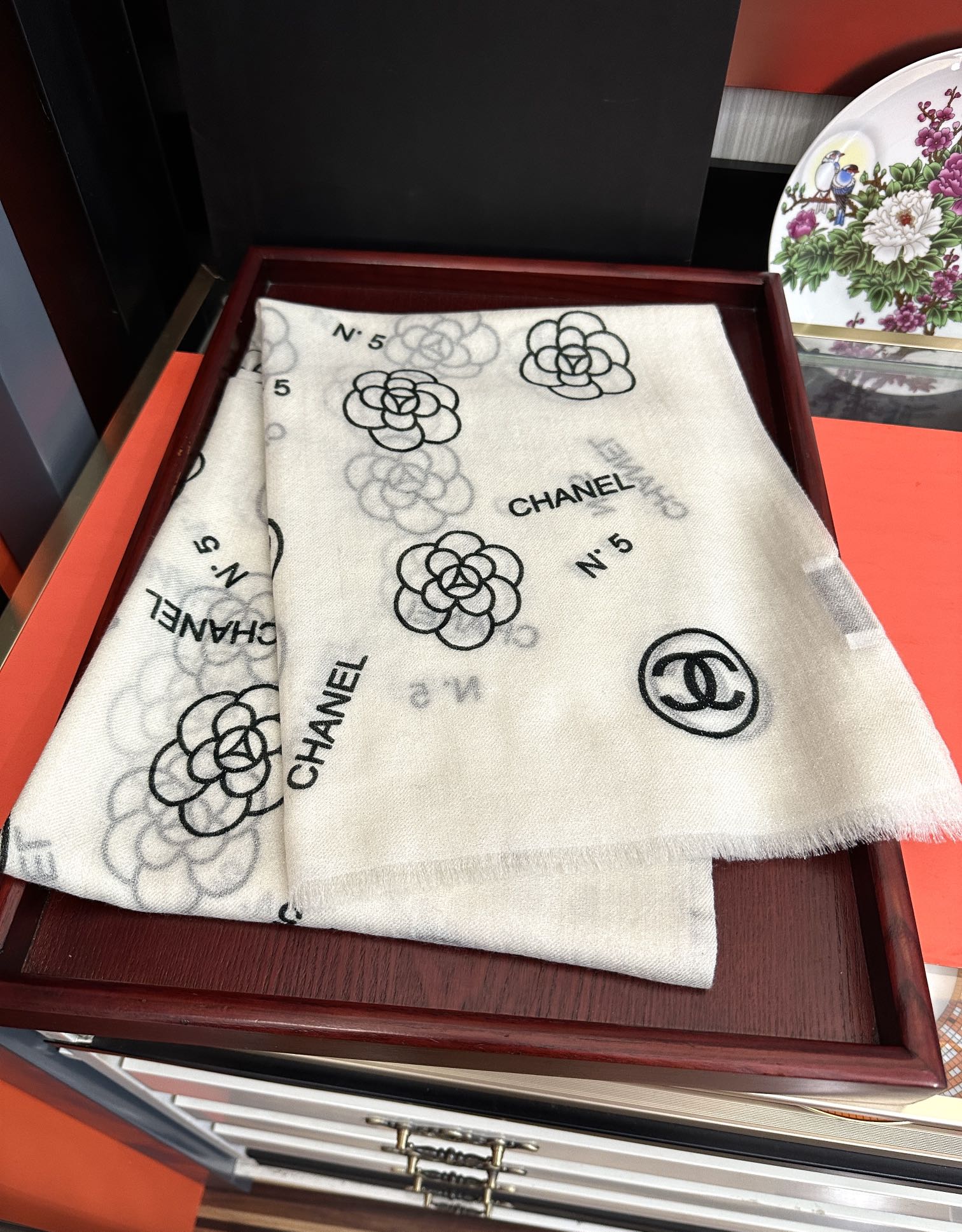 上新。小香 银丝2025 [吃瓜]闪闪发光[咖啡]顶级设计太美了，真心赞👍【羊绒长巾】😘💍实物真心美 🎀