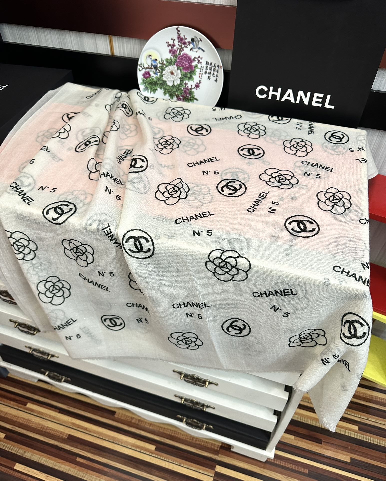 上新。小香 银丝2025 [吃瓜]闪闪发光[咖啡]顶级设计太美了，真心赞👍【羊绒长巾】😘💍实物真心美 🎀