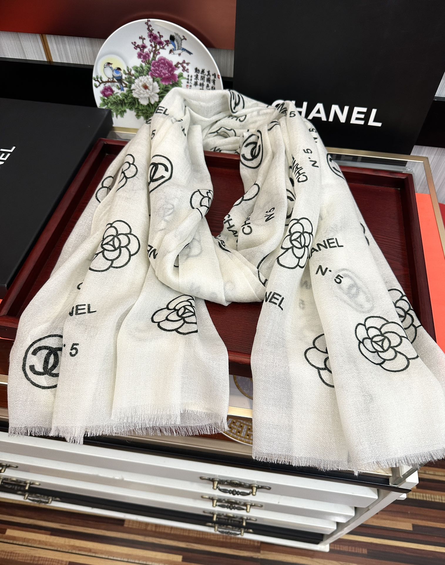 上新。小香 银丝2025 [吃瓜]闪闪发光[咖啡]顶级设计太美了，真心赞👍【羊绒长巾】😘💍实物真心美 🎀