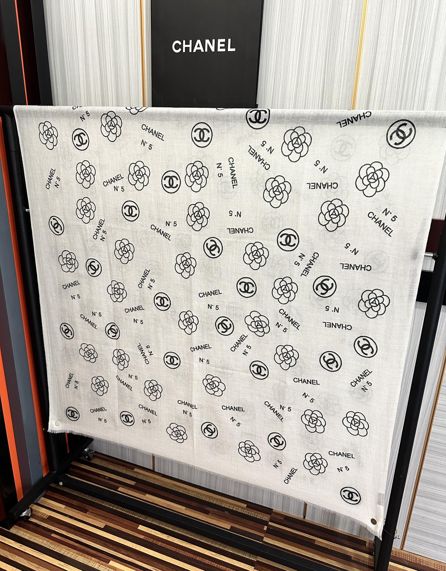 上新。小香 银丝2025 [吃瓜]闪闪发光[咖啡]顶级设计太美了，真心赞👍【羊绒长巾】😘💍实物真心美 🎀