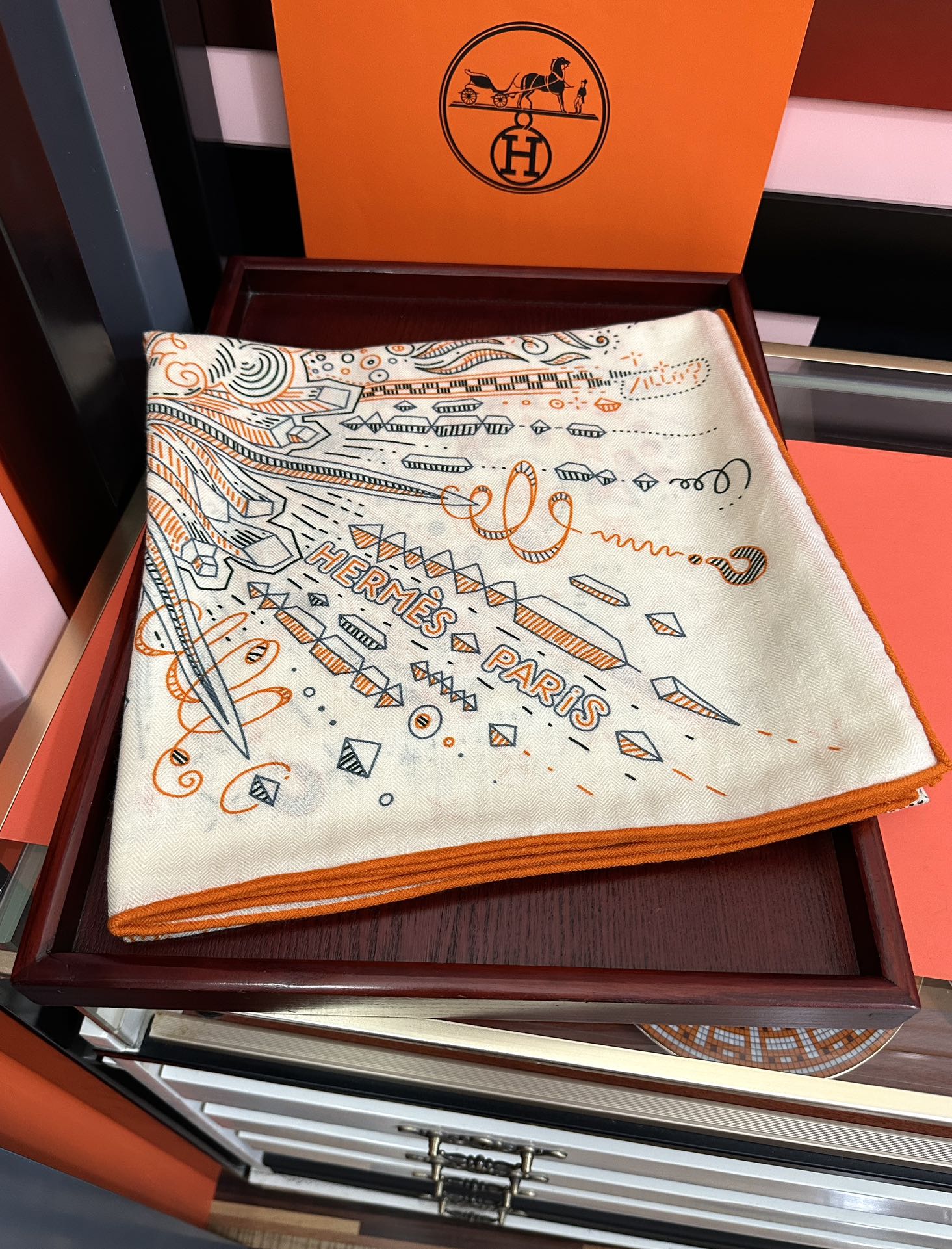 太美了❤️爱马仕 今年经典优雅[礼物]~气质到骨子里[色]新一季的面料超高级，真心超级柔软，丝丝顺滑[太