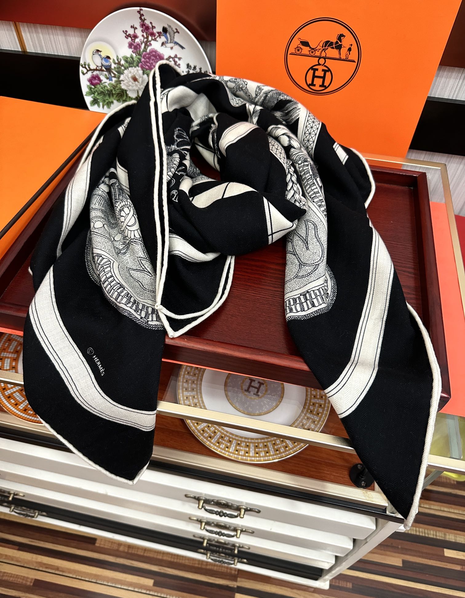 上新。爱马仕❤️2025【双面同色】ZG同步 H家买了都说好看推荐💕顶级工艺超值[太阳]爆款🎁🎁羊绒方巾