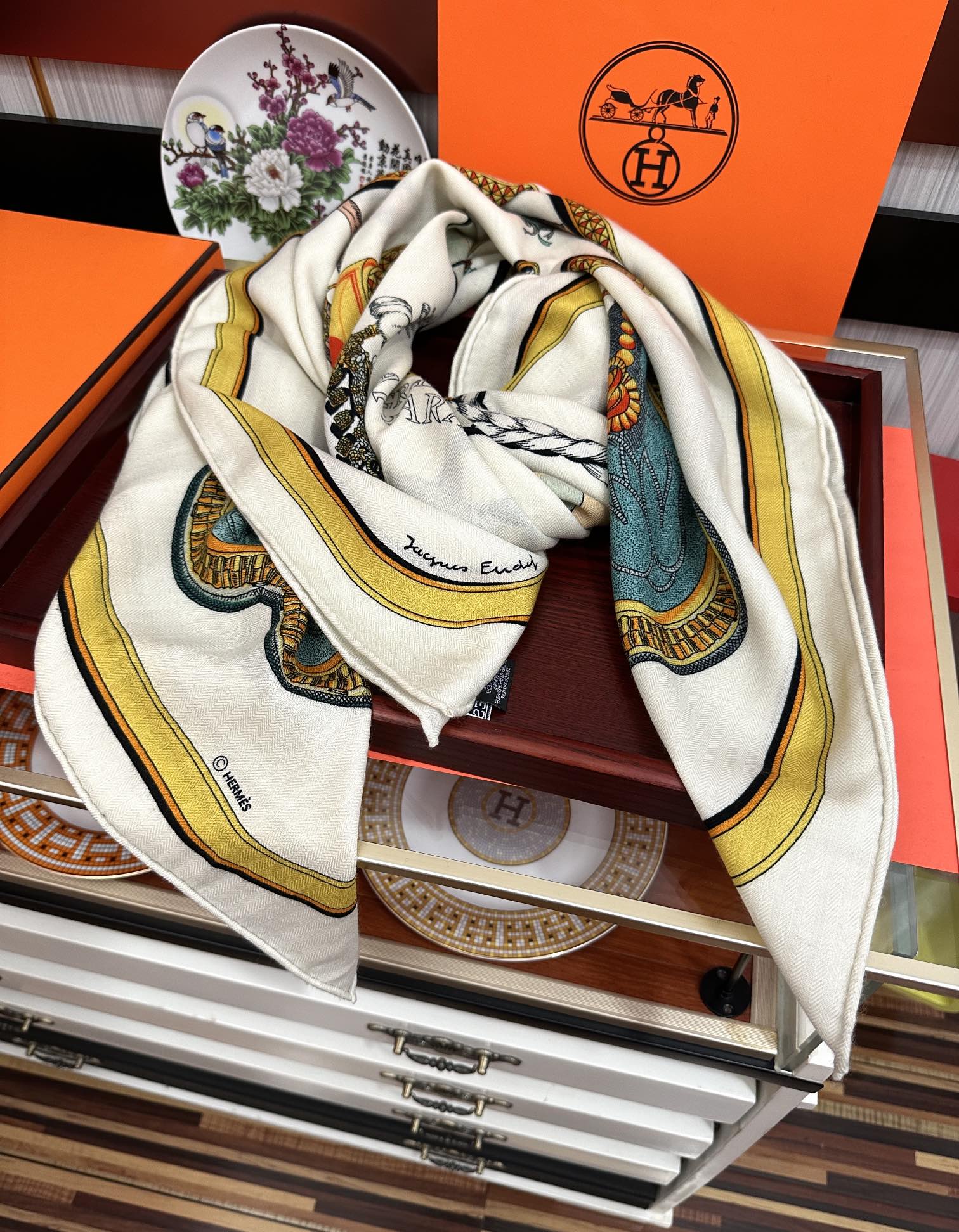 上新。爱马仕❤️2025【双面同色】ZG同步 H家买了都说好看推荐💕顶级工艺超值[太阳]爆款🎁🎁羊绒方巾