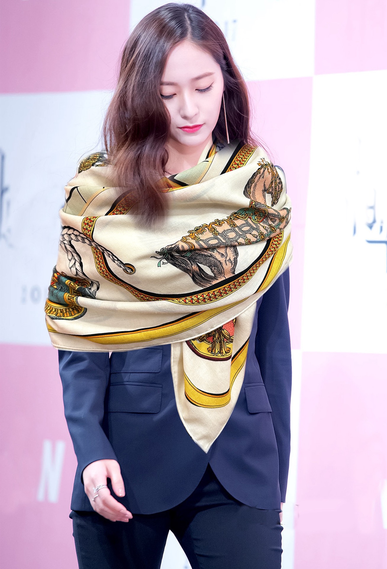 NO:619682,The new Hermès 2025 [double-sided same color] ZG sync  Definitely worth buying [Love] Material 30 silk cashmere, size 135x135, 2 colors high version scarf, high version scarf, hermes, real silk19860909上新爱马仕2025【双面同色】ZG同步 H家买了都说好看推荐顶级工艺超值[太阳]爆款羊绒方巾立体呈现图案纹路实物档次极高特殊工艺高端研发惊艳问世特殊尖端工艺处理受到白富美的喜欢 无论是品质 款式 价格都令大牌控的她们尖叫 超高性价比 绝对值得入手[爱心]材质30真丝山羊绒,尺寸135x135,2色高版本围巾,高版本围巾,hermes,real silk,scarf