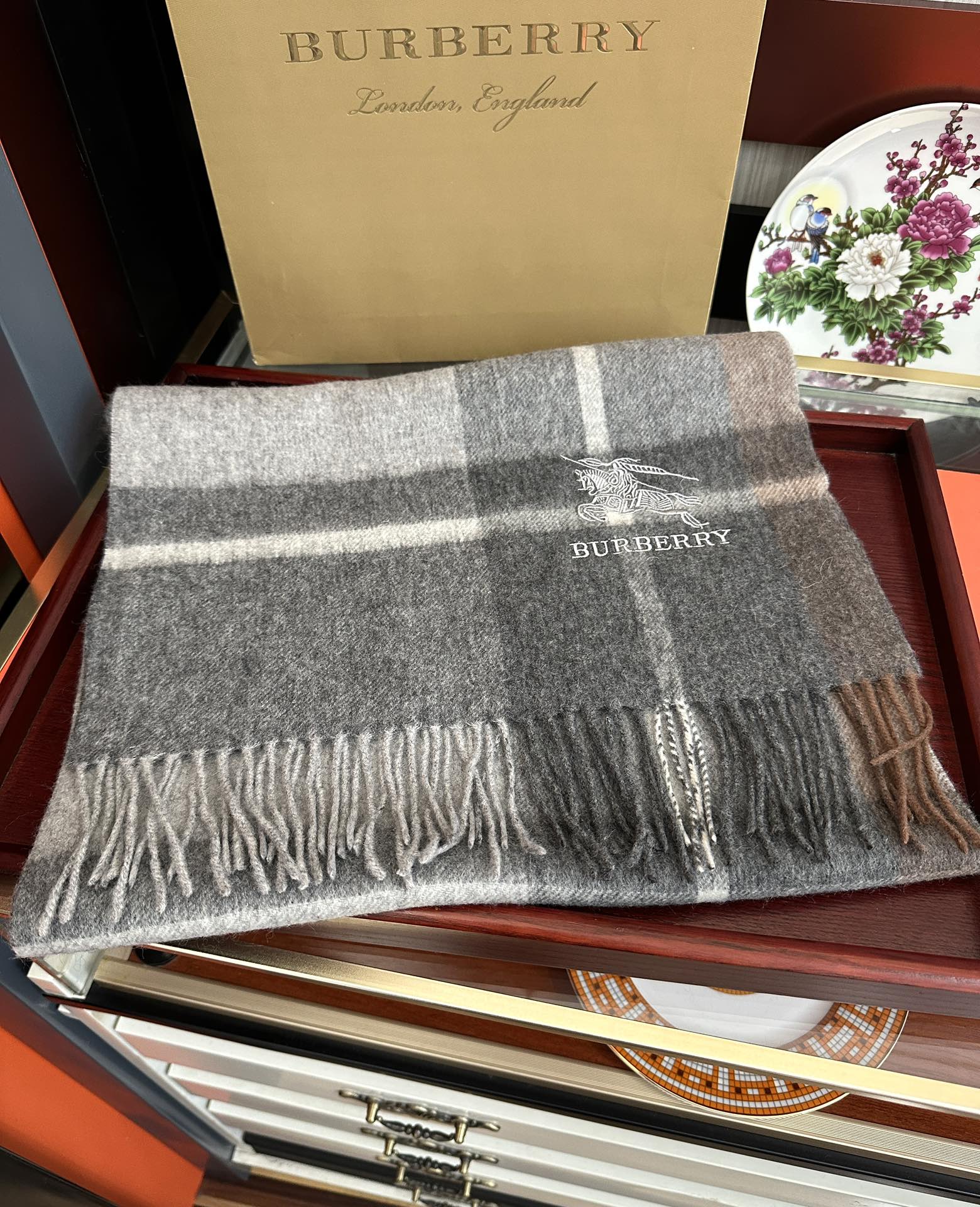 上新。巴宝莉2025 专柜新款💖男女通用情侣👫款，永不过时，上身效果非常棒👍质感醇尚的苏格兰风格💕采用纯