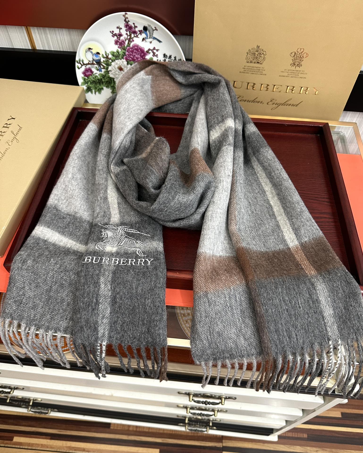 上新。巴宝莉2025 专柜新款💖男女通用情侣👫款，永不过时，上身效果非常棒👍质感醇尚的苏格兰风格💕采用纯