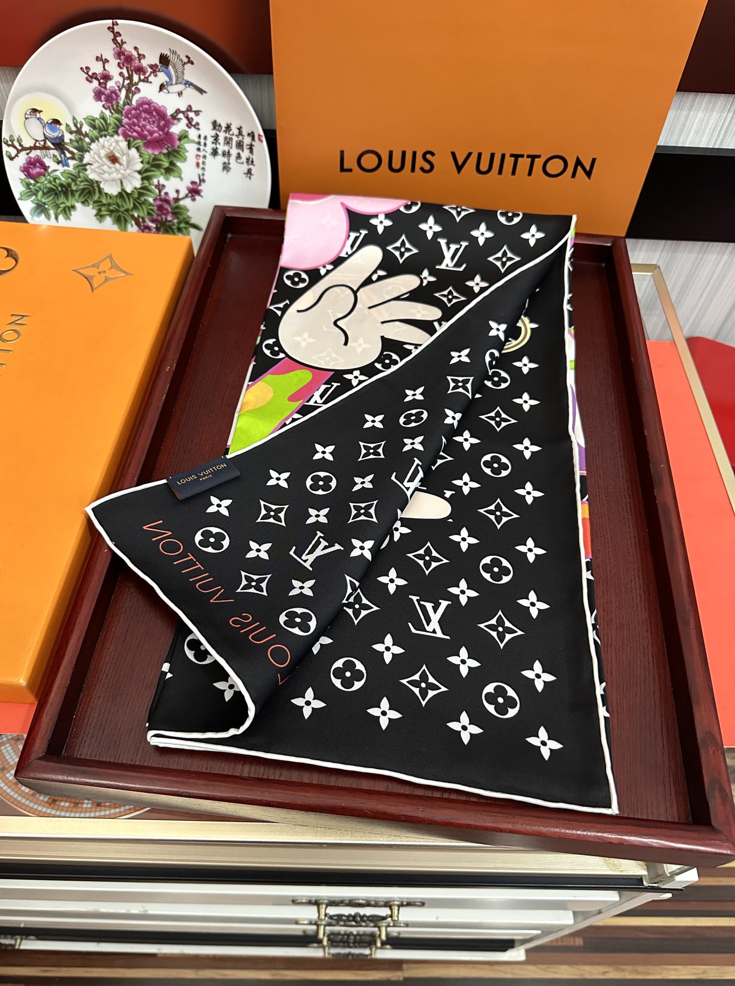 。2010新品LV专柜同步【18mm双面同色】太美了[庆祝]“L家”90典藏方巾通过别致的经典色彩向原创