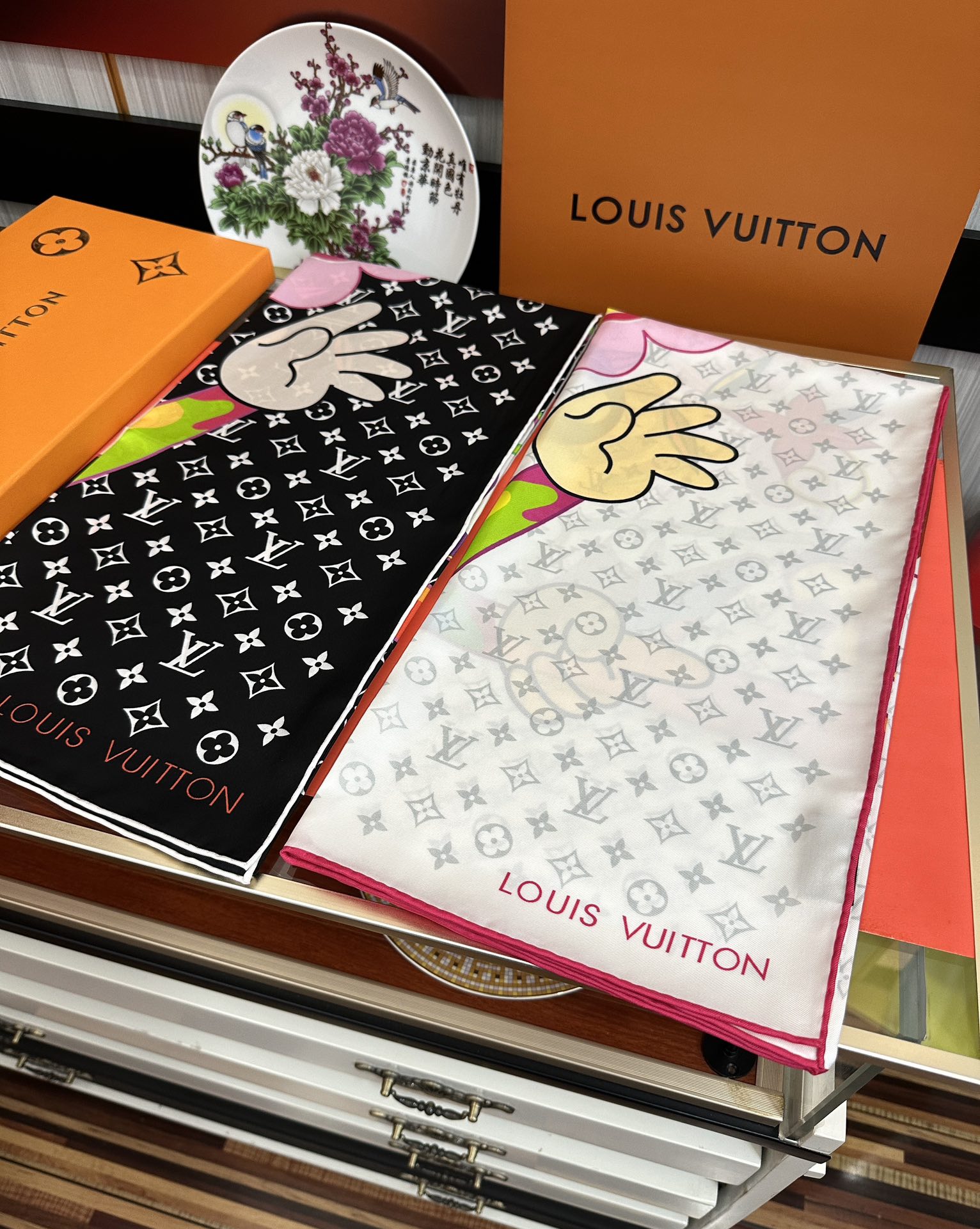 。2010新品LV专柜同步【18mm双面同色】太美了[庆祝]“L家”90典藏方巾通过别致的经典色彩向原创