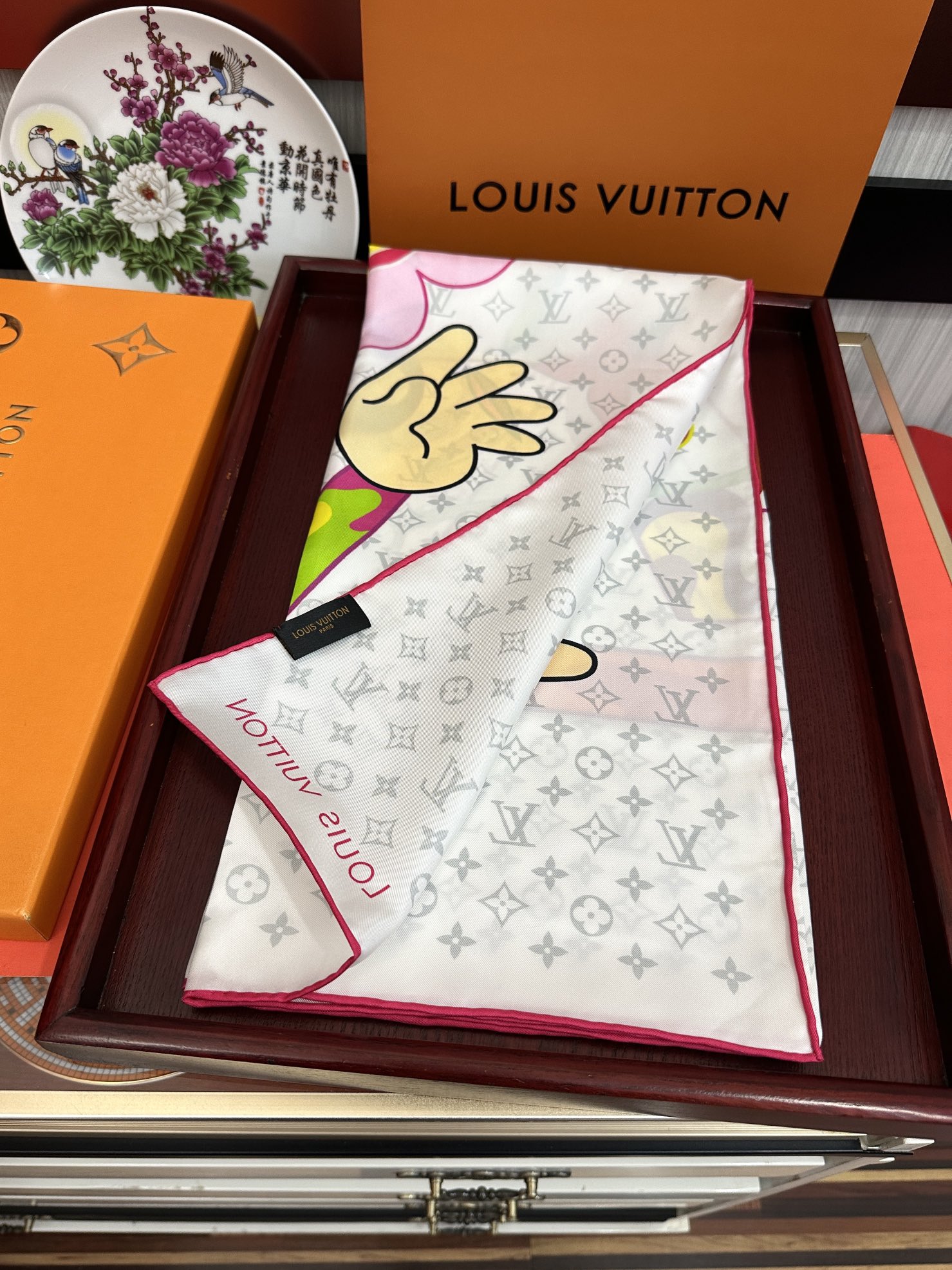 。2010新品LV专柜同步【18mm双面同色】太美了[庆祝]“L家”90典藏方巾通过别致的经典色彩向原创