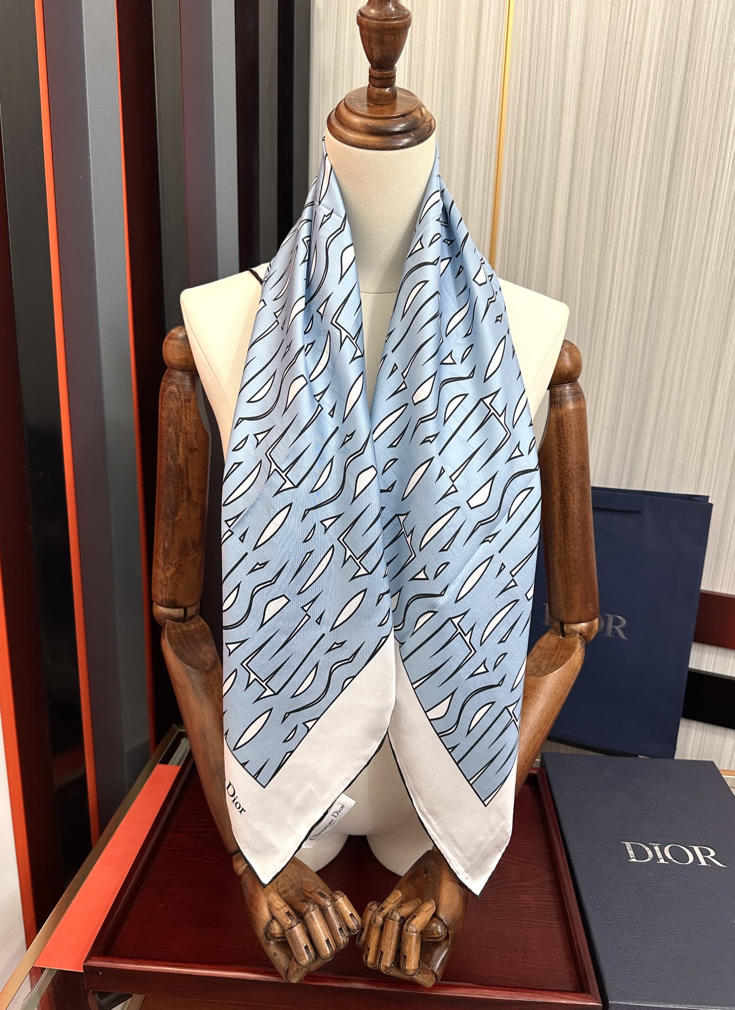 。Dior Chardons 2025新款 图案印花[得意]展示象征着保护[色]韧性和自由的苏格兰[庆祝