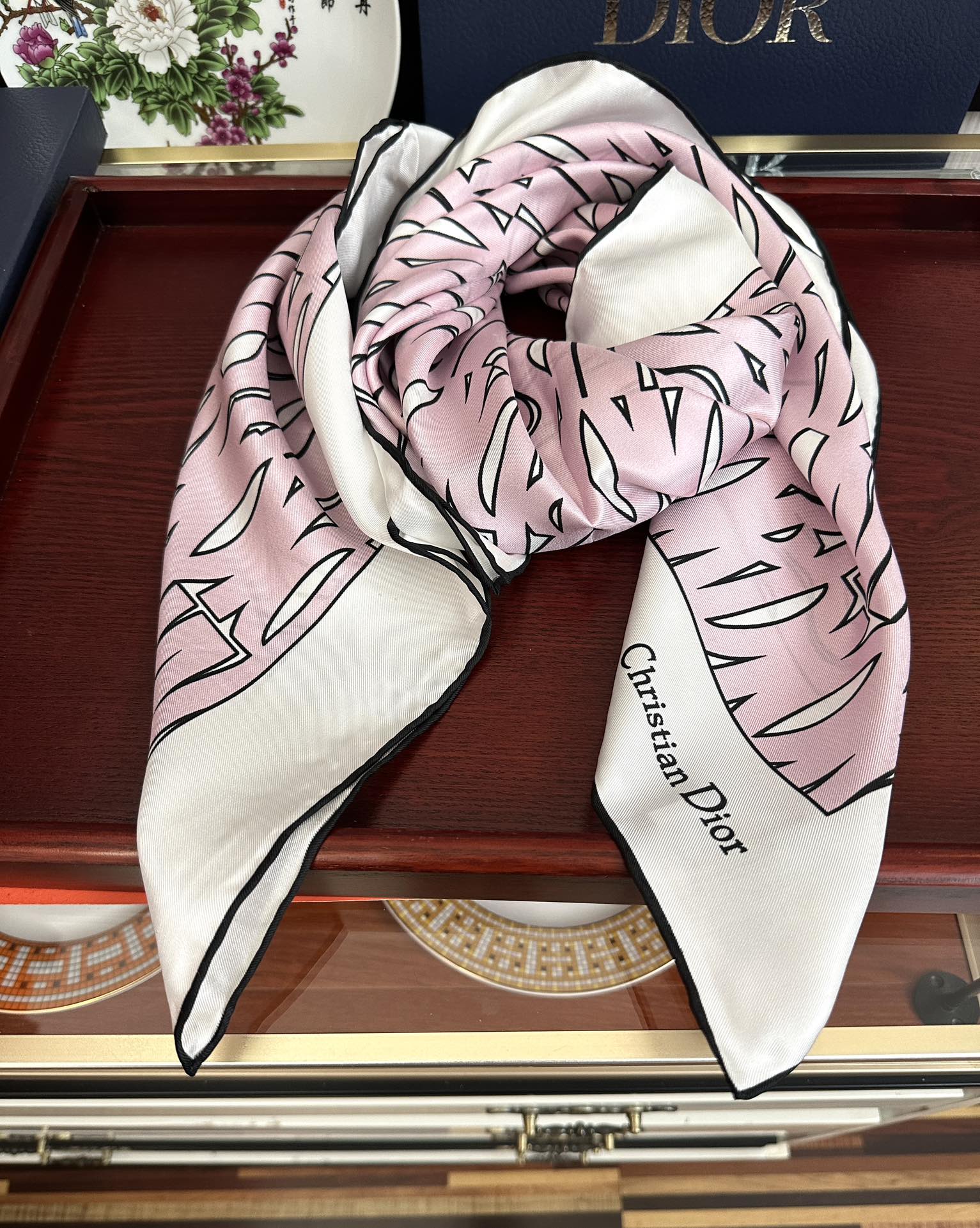 。Dior Chardons 2025新款 图案印花[得意]展示象征着保护[色]韧性和自由的苏格兰[庆祝