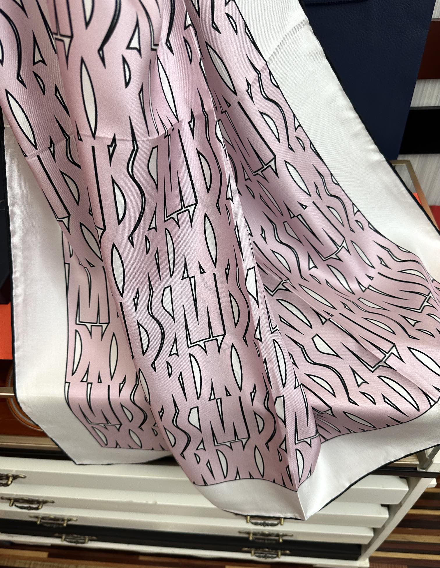 。Dior Chardons 2025新款 图案印花[得意]展示象征着保护[色]韧性和自由的苏格兰[庆祝