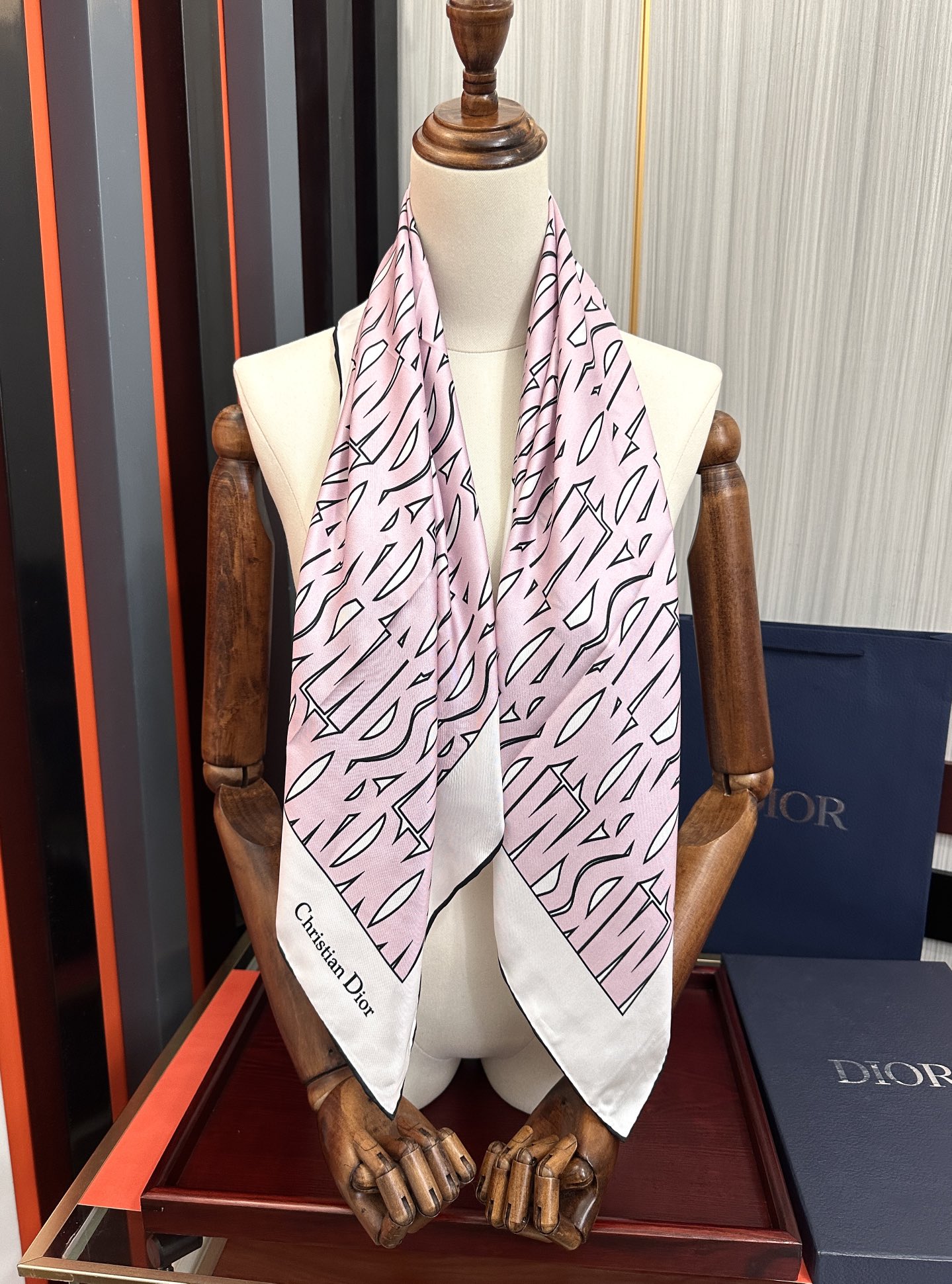 。Dior Chardons 2025新款 图案印花[得意]展示象征着保护[色]韧性和自由的苏格兰[庆祝