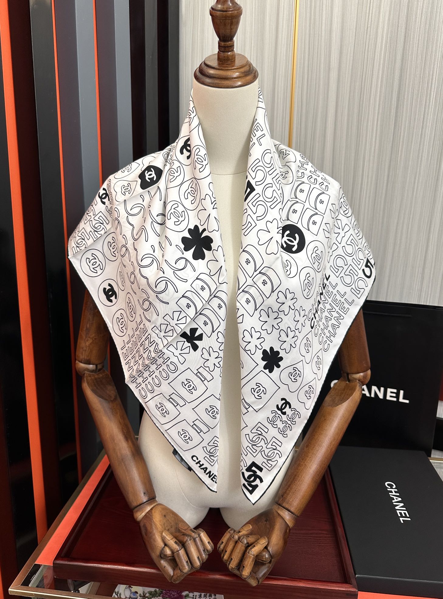 。高版本 香奈儿 【5号香水瓶】👍香奶奶永远都是比较经典[發]一条印有5号香水瓶跟四叶草交织图案巧妙搭配