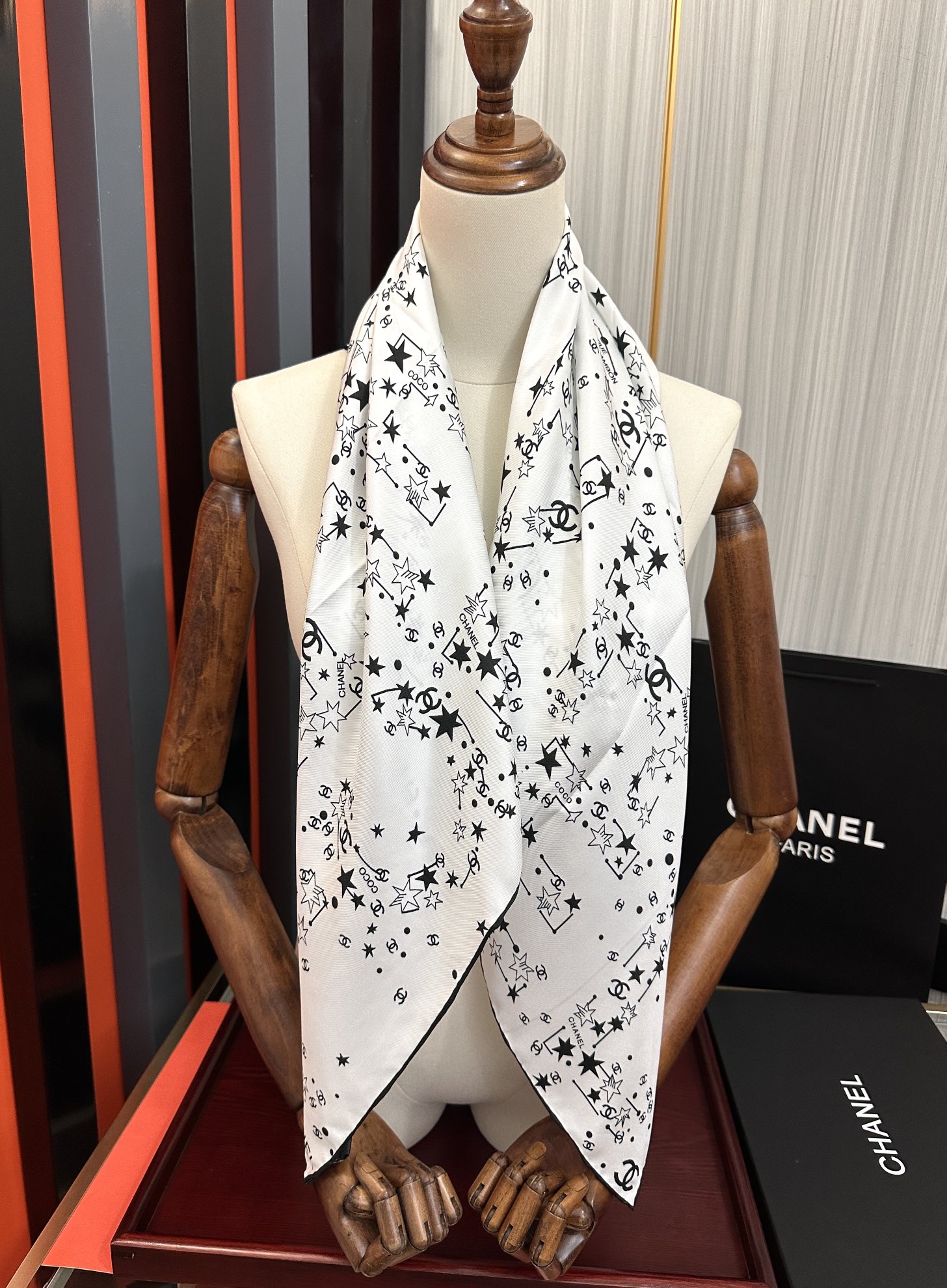 。 新款 香奈儿【涂鸦字母系列】👍香奶奶永远都是比较经典[發]一条印有字母Logo交织图案巧妙搭配[得意