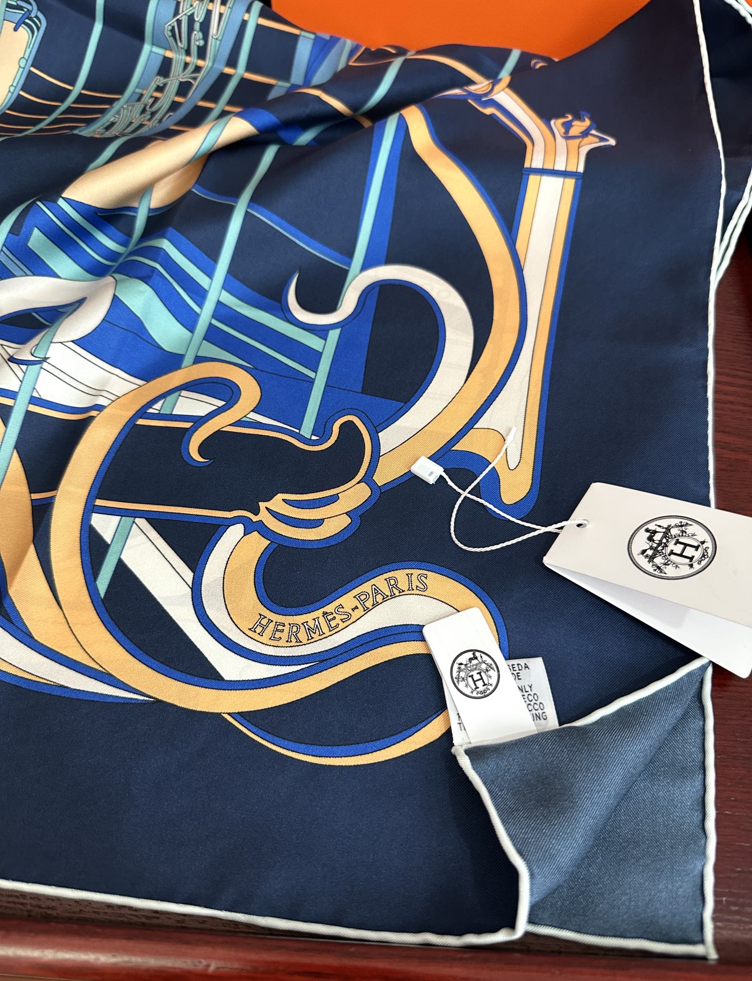 。新款爱马仕 【马鞭起舞线条版】90方巾 创作渊源在比利时的圣吉尔区[嘴唇]建筑师维克多•霍塔 Hort