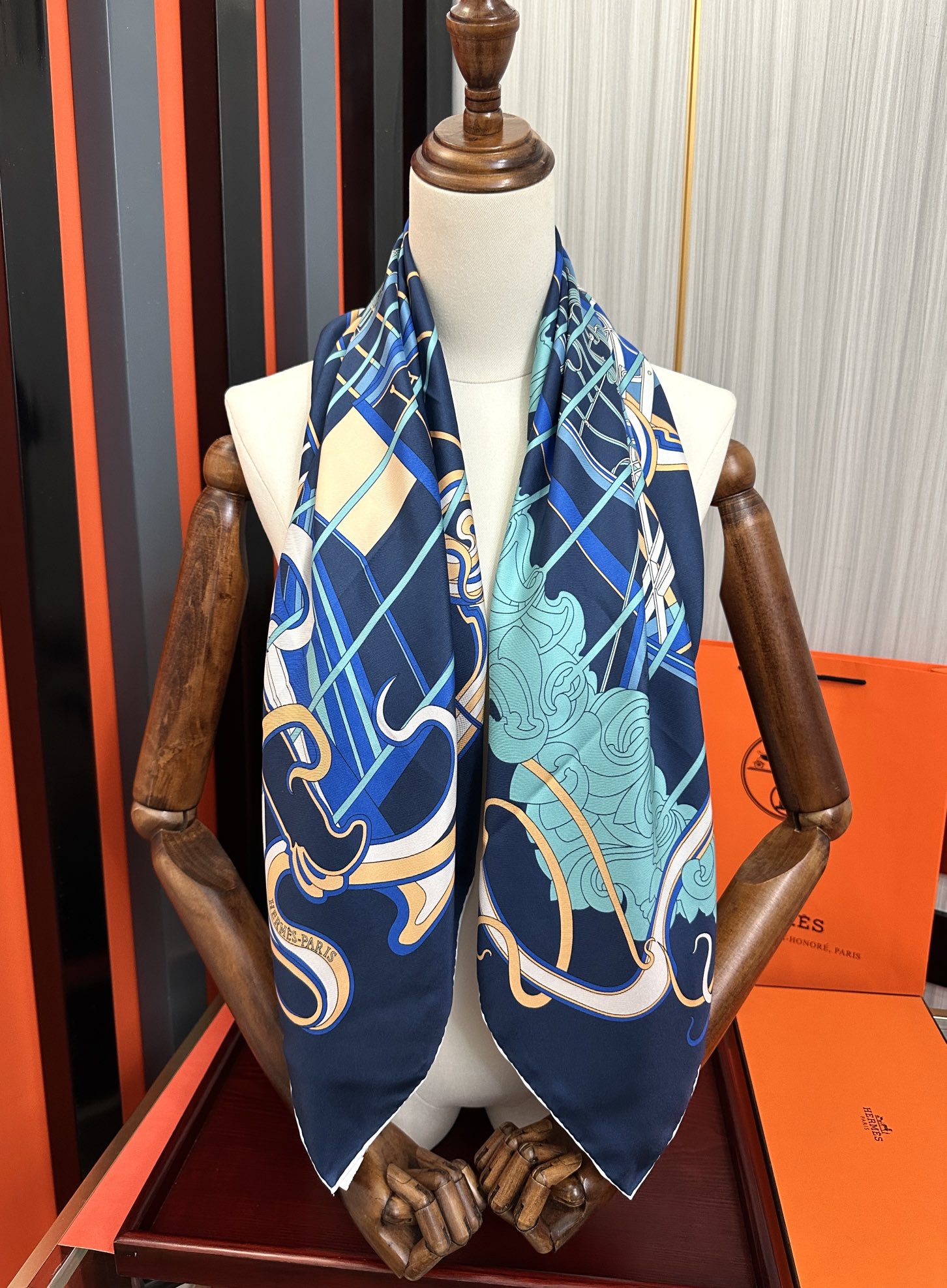 。新款爱马仕 【马鞭起舞线条版】90方巾 创作渊源在比利时的圣吉尔区[嘴唇]建筑师维克多•霍塔 Hort