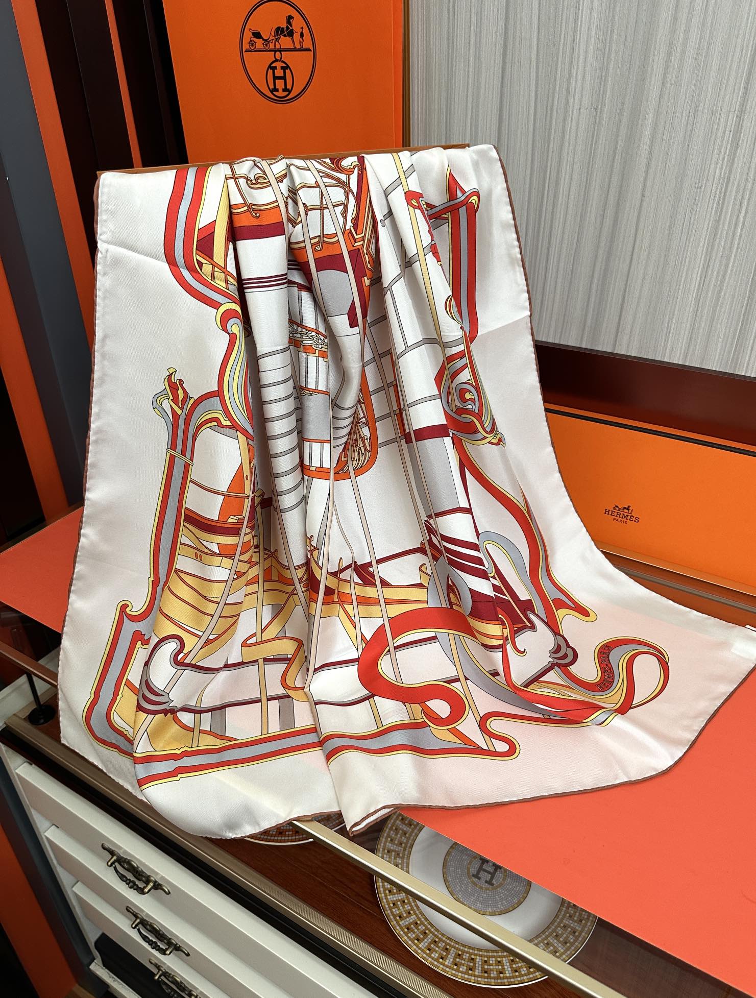 。新款爱马仕 【马鞭起舞线条版】90方巾 创作渊源在比利时的圣吉尔区[嘴唇]建筑师维克多•霍塔 Hort
