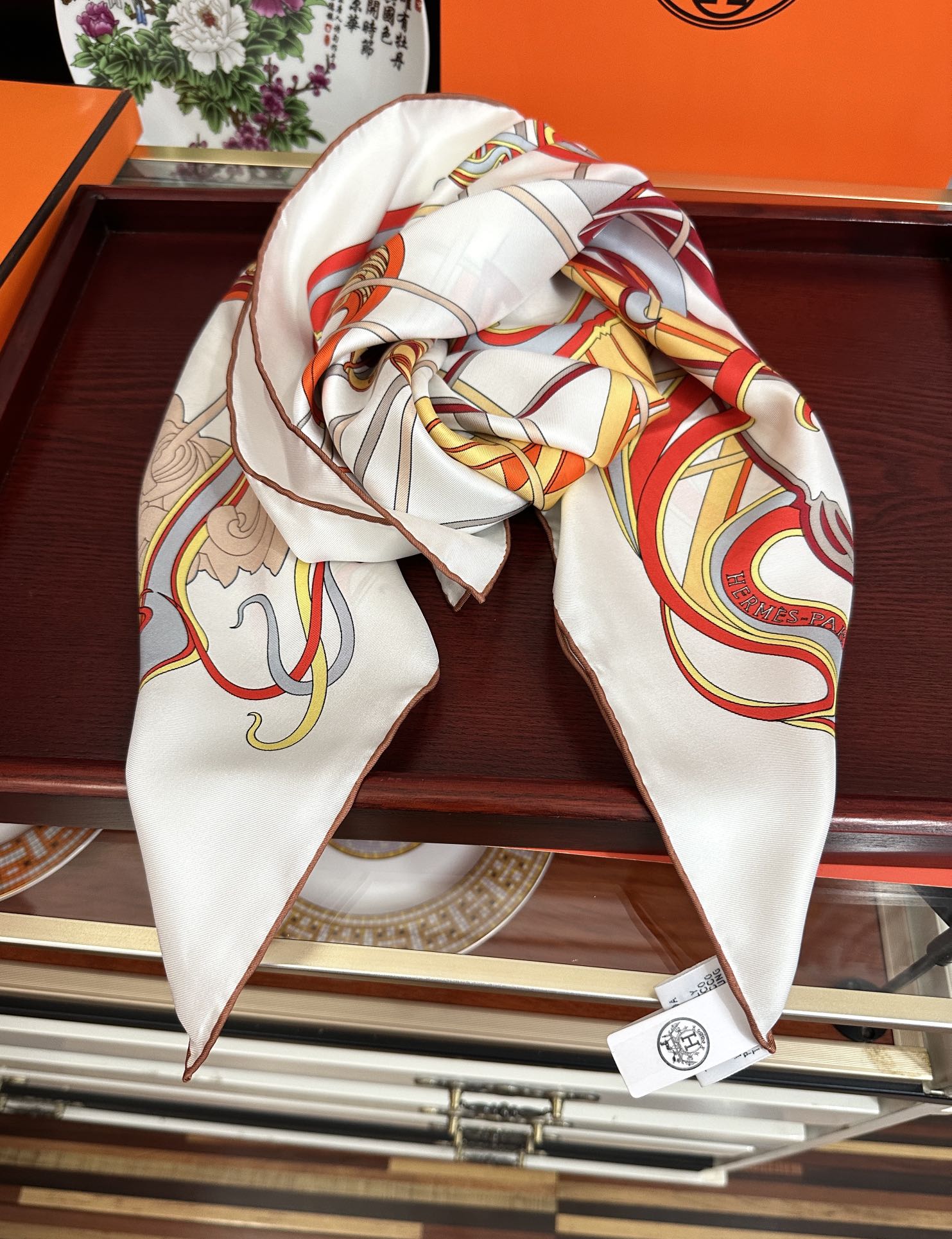 。新款爱马仕 【马鞭起舞线条版】90方巾 创作渊源在比利时的圣吉尔区[嘴唇]建筑师维克多•霍塔 Hort