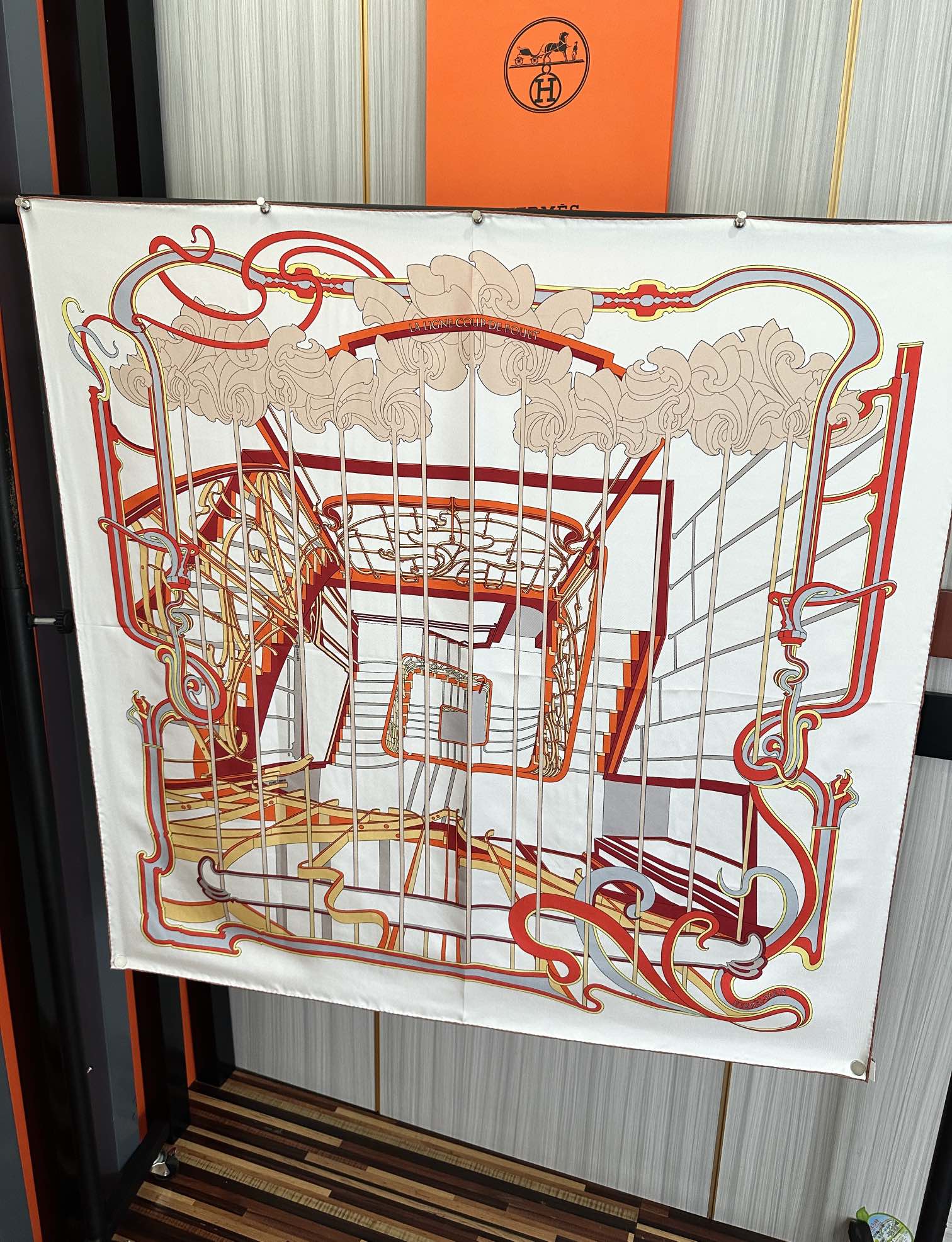 。新款爱马仕 【马鞭起舞线条版】90方巾 创作渊源在比利时的圣吉尔区[嘴唇]建筑师维克多•霍塔 Hort