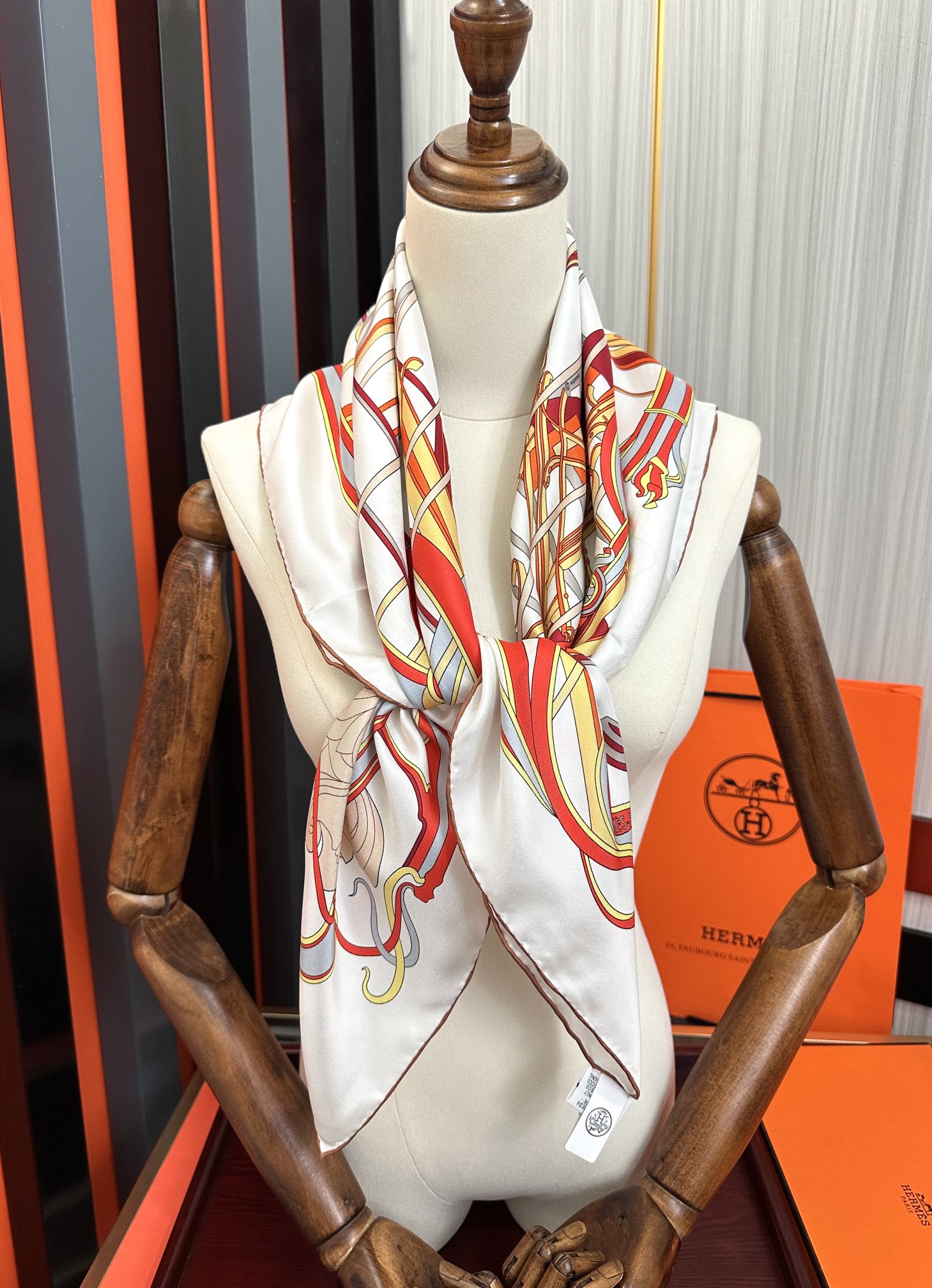 。新款爱马仕 【马鞭起舞线条版】90方巾 创作渊源在比利时的圣吉尔区[嘴唇]建筑师维克多•霍塔 Hort