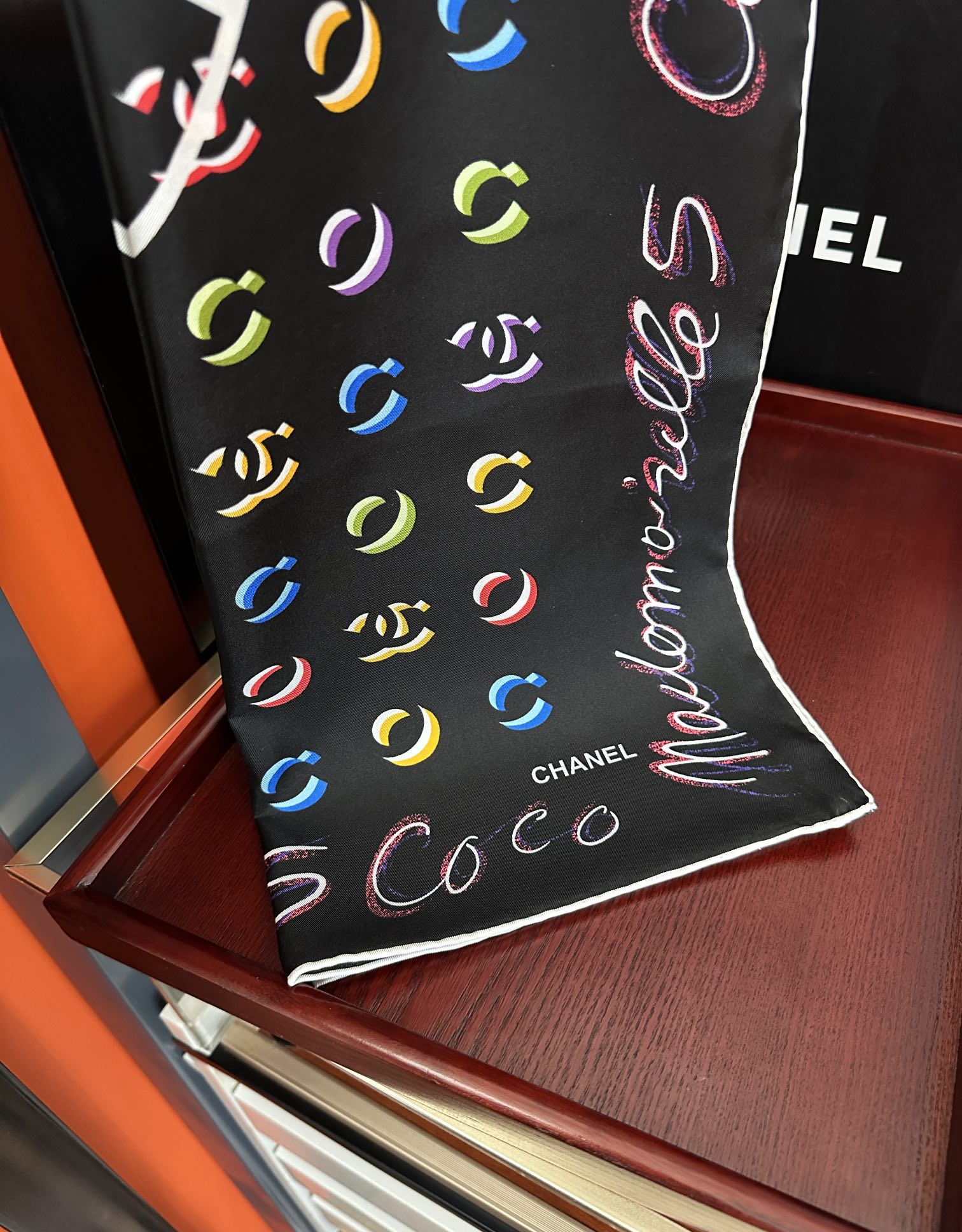 。 香奈儿 【Coco字母炫彩】官网同步[庆祝]工艺:提花+双面数码印花搭配精致的手工卷边工艺[得意]质