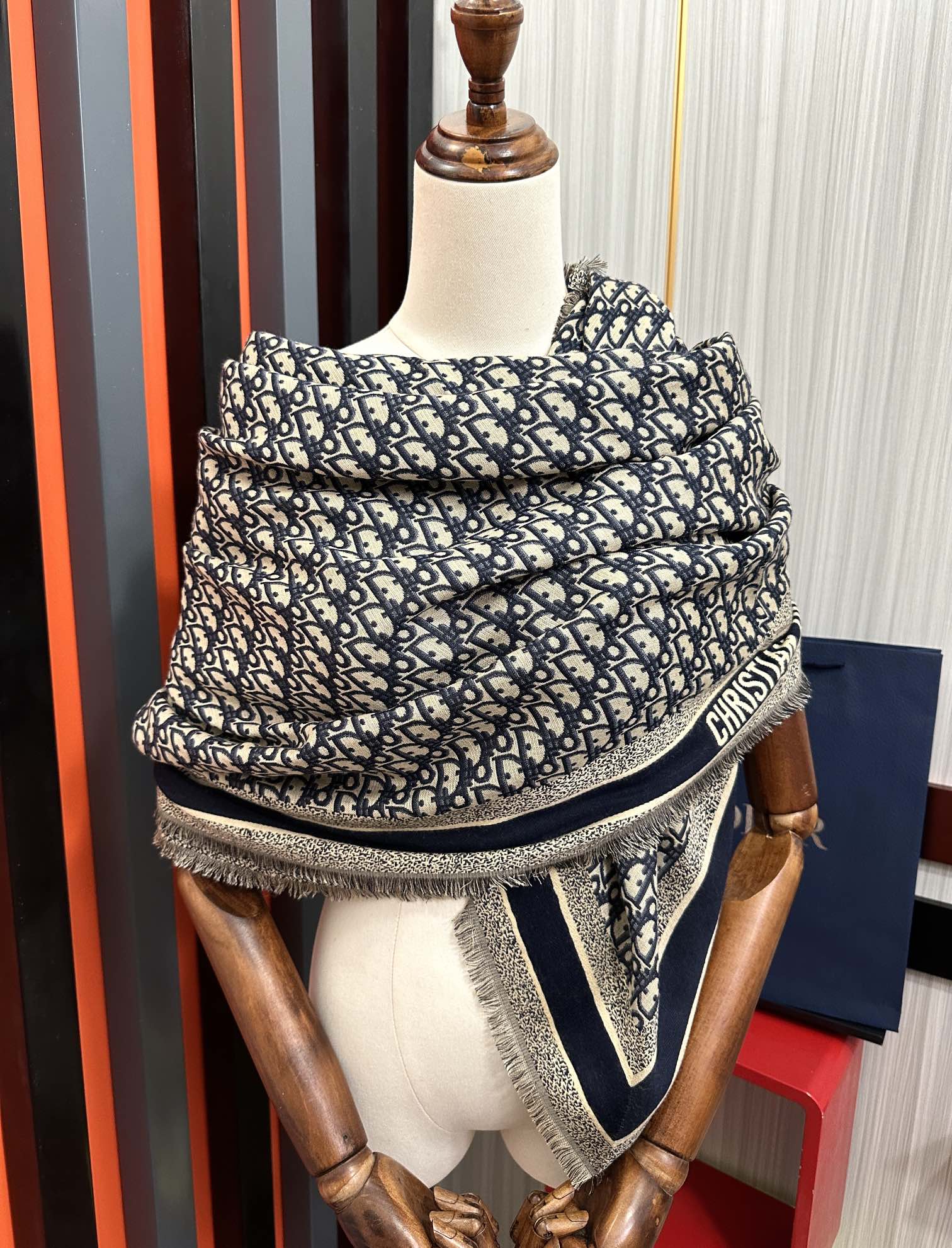 爆款。迪奥 2025最新的专柜款【D字母印花】羊绒方巾 💟 日常都非常好搭配的款😍一看到就想去买[得意]