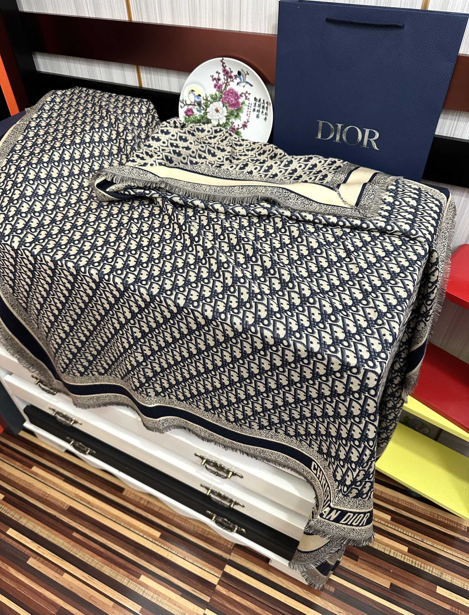 爆款。迪奥 2025最新的专柜款【D字母印花】羊绒方巾 💟 日常都非常好搭配的款😍一看到就想去买[得意]