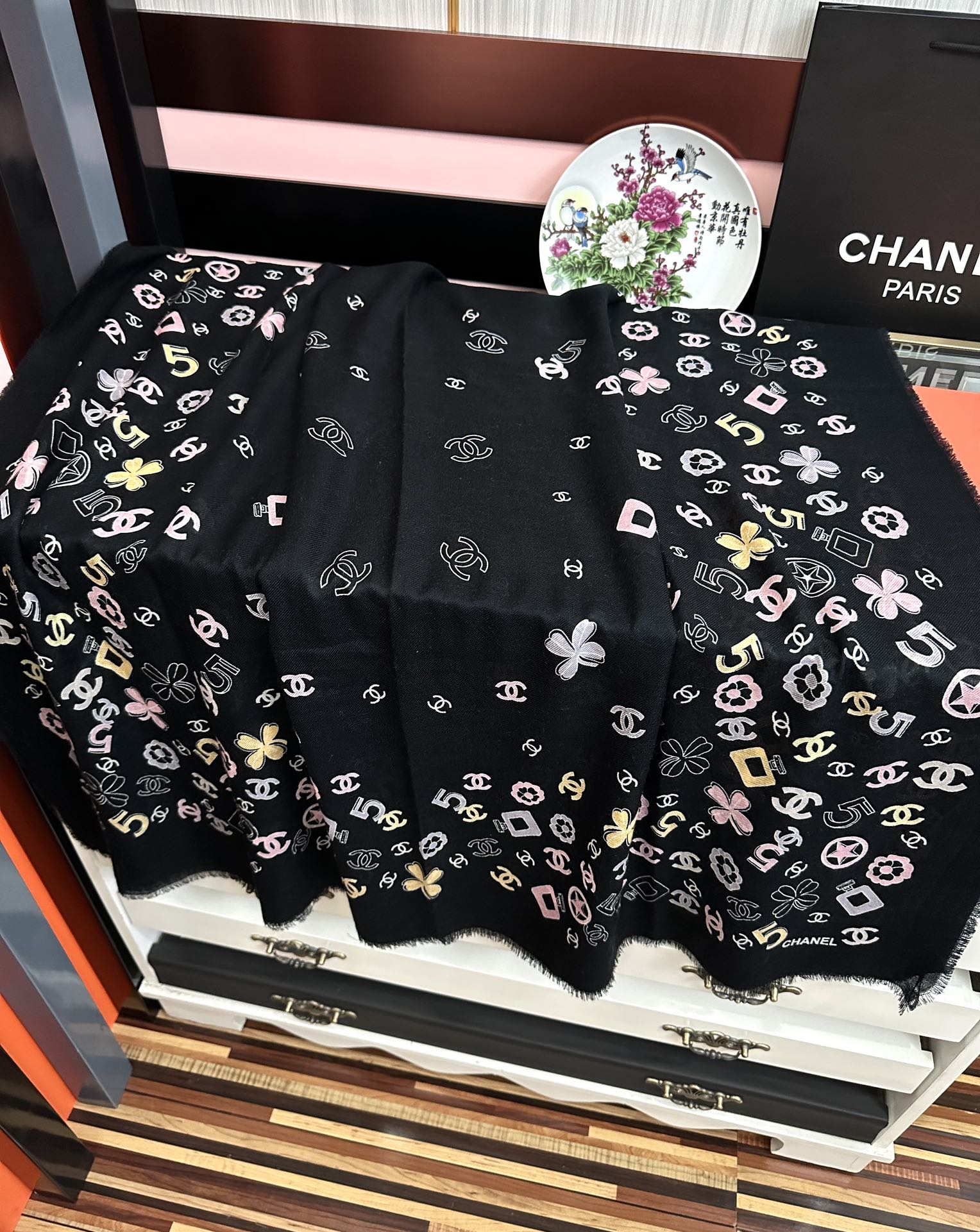 。爆款小香太美了[嘴唇]2025最新款【5号香水瓶】必备款 顶级设计太美了，真心赞👍😘💍实物真心美 🎀披