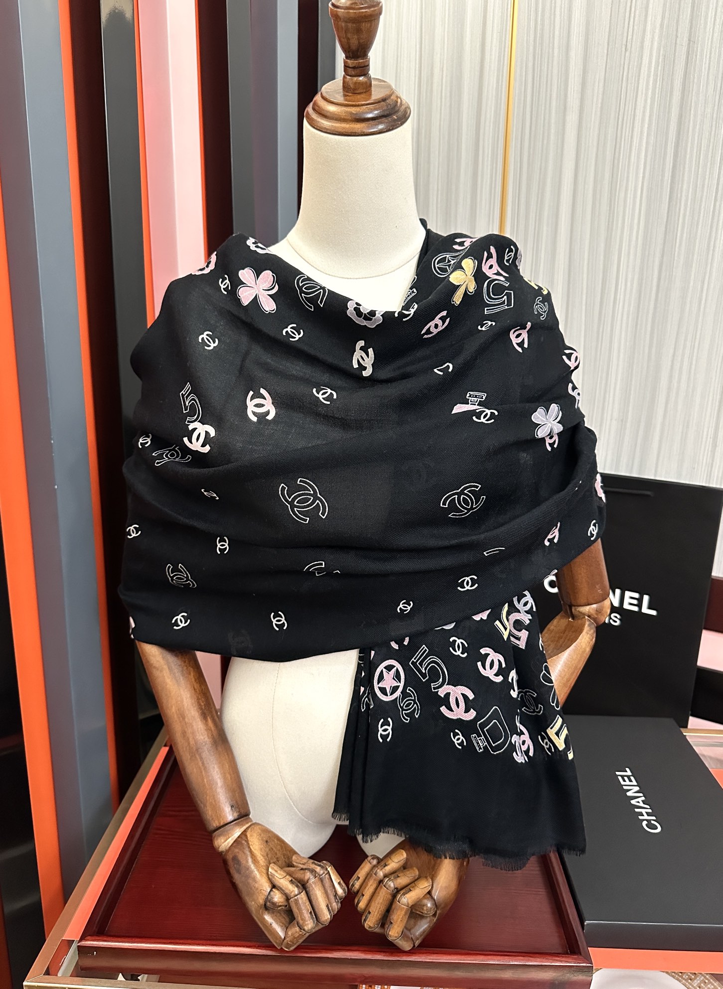 。爆款小香太美了[嘴唇]2025最新款【5号香水瓶】必备款 顶级设计太美了，真心赞👍😘💍实物真心美 🎀披