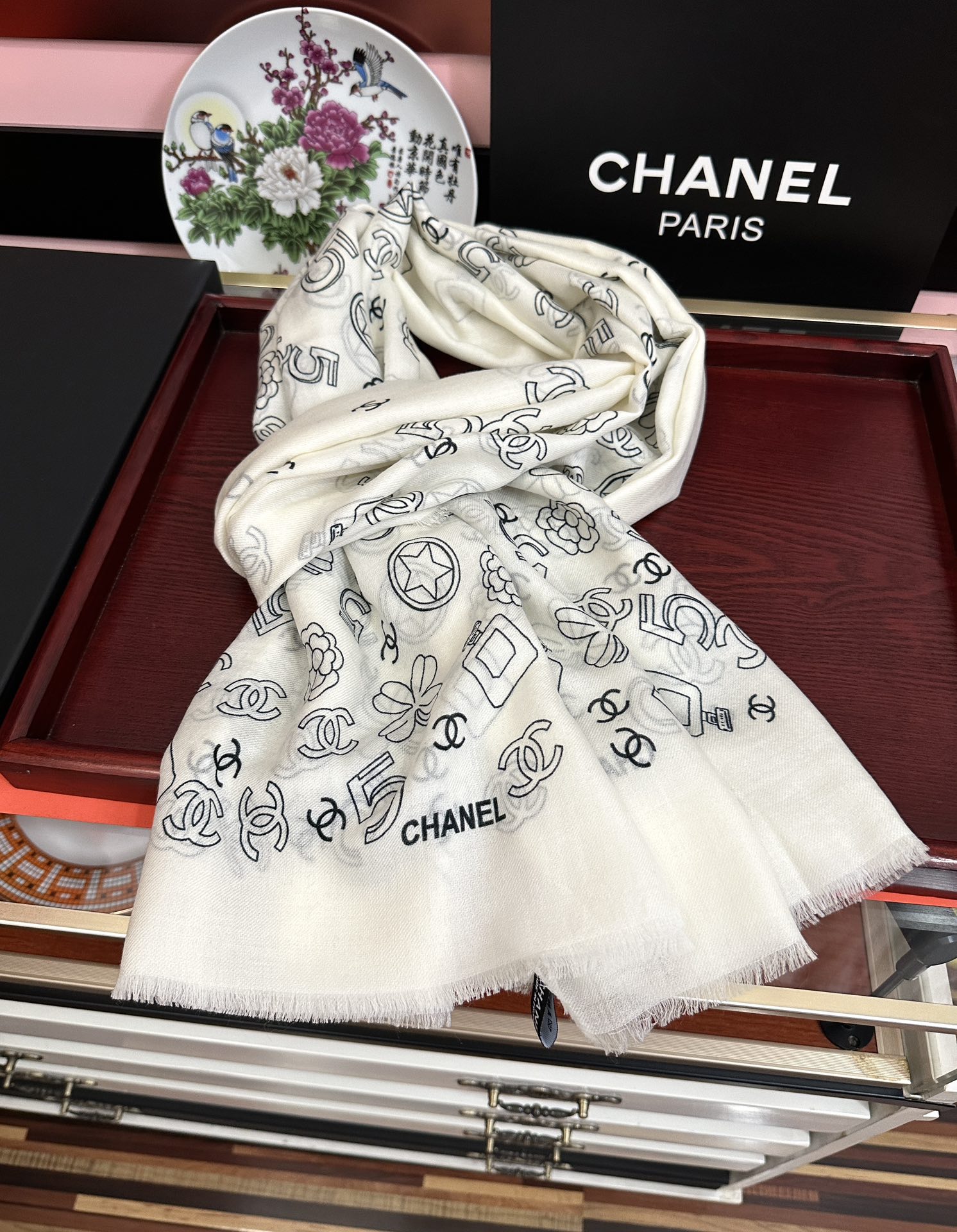 。爆款小香太美了[嘴唇]2025最新款【5号香水瓶】必备款 顶级设计太美了，真心赞👍😘💍实物真心美 🎀披