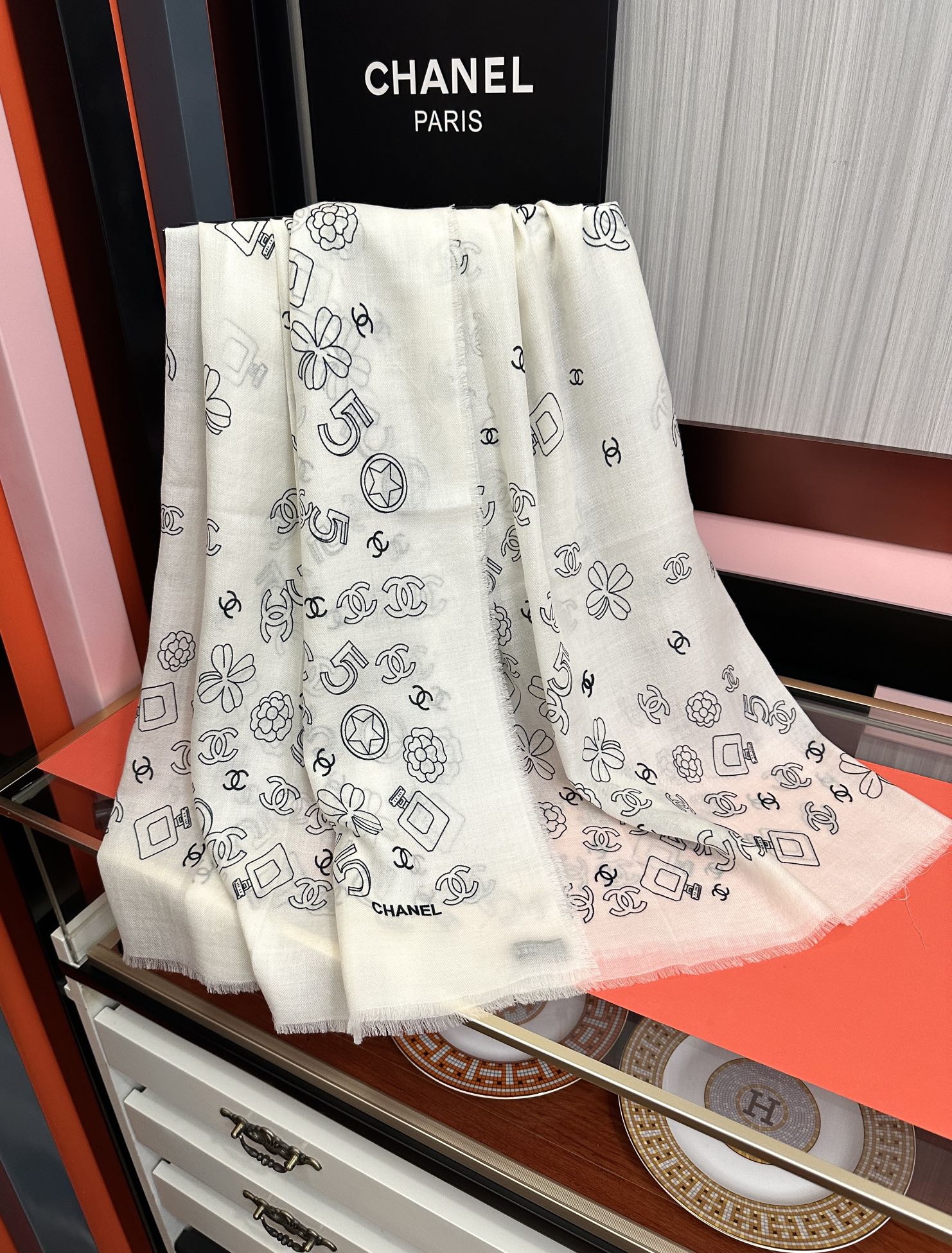 。爆款小香太美了[嘴唇]2025最新款【5号香水瓶】必备款 顶级设计太美了，真心赞👍😘💍实物真心美 🎀披