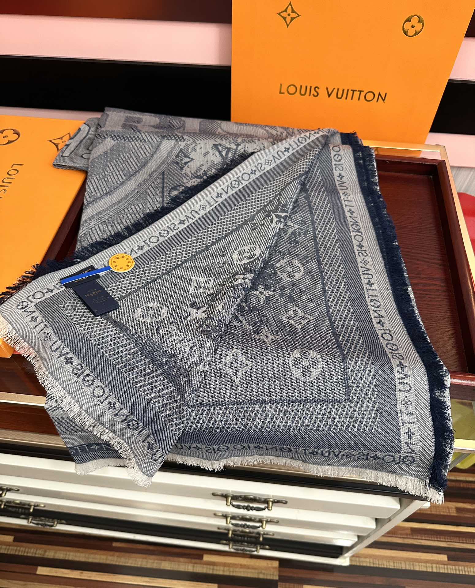 [庆祝]新款LV《复古海报》午夜蓝 午夜蓝底色赋予深沉优雅的质感展览中“午夜蓝调性。[得意] Malle