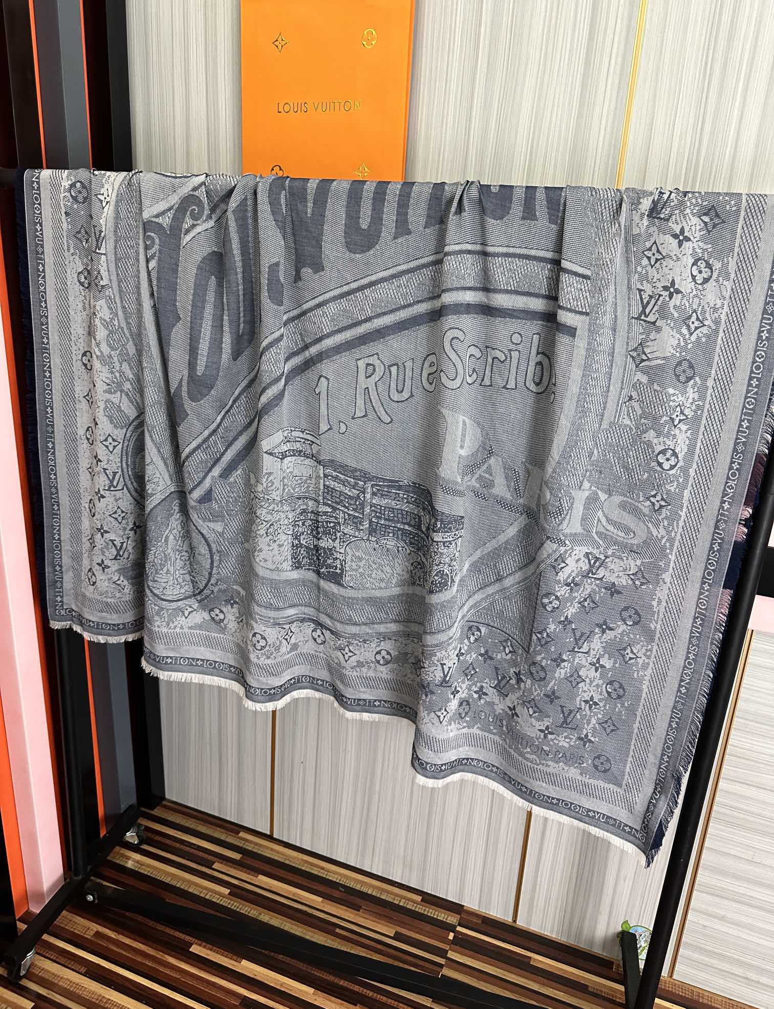 [庆祝]新款LV《复古海报》午夜蓝 午夜蓝底色赋予深沉优雅的质感展览中“午夜蓝调性。[得意] Malle