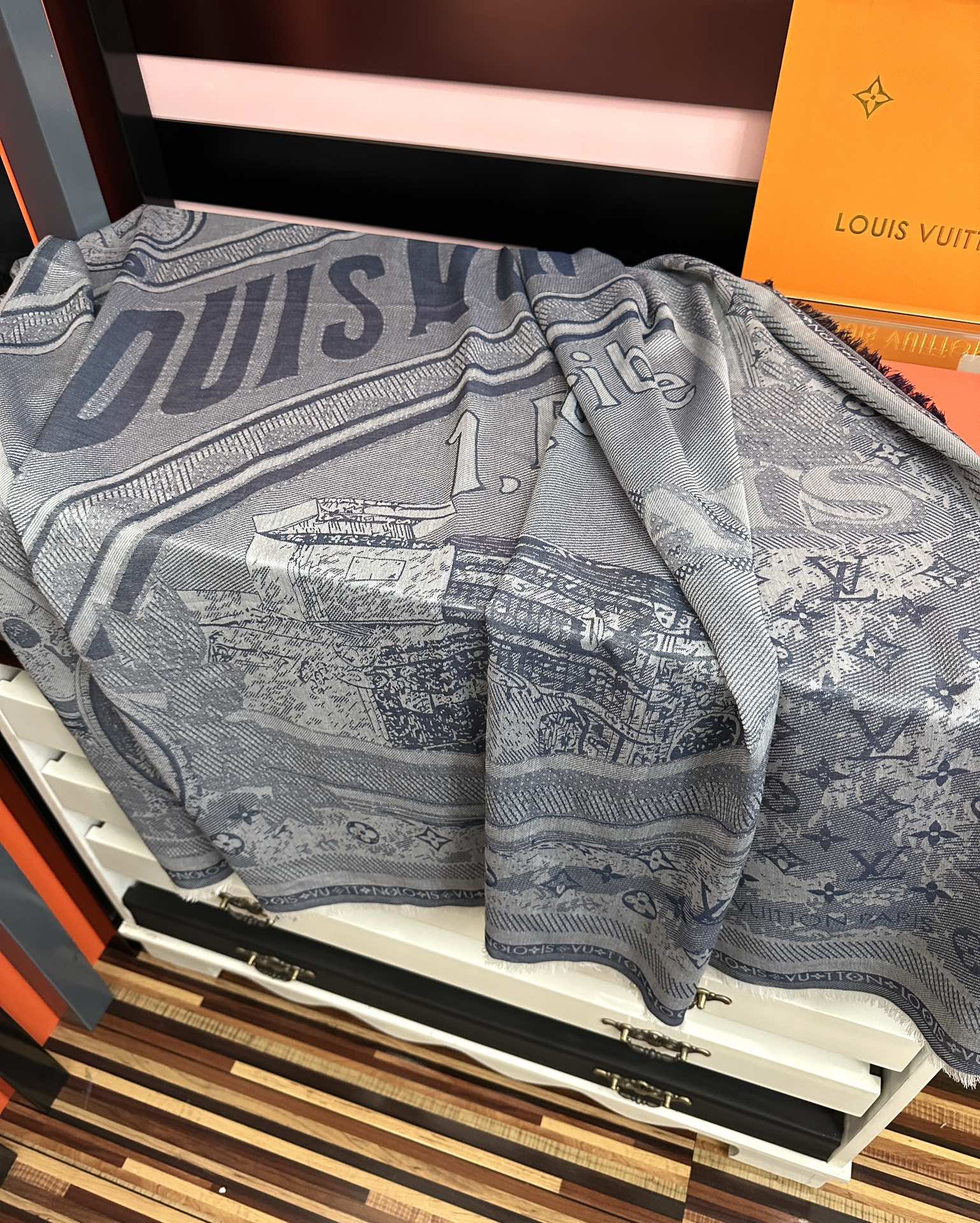 [庆祝]新款LV《复古海报》午夜蓝 午夜蓝底色赋予深沉优雅的质感展览中“午夜蓝调性。[得意] Malle