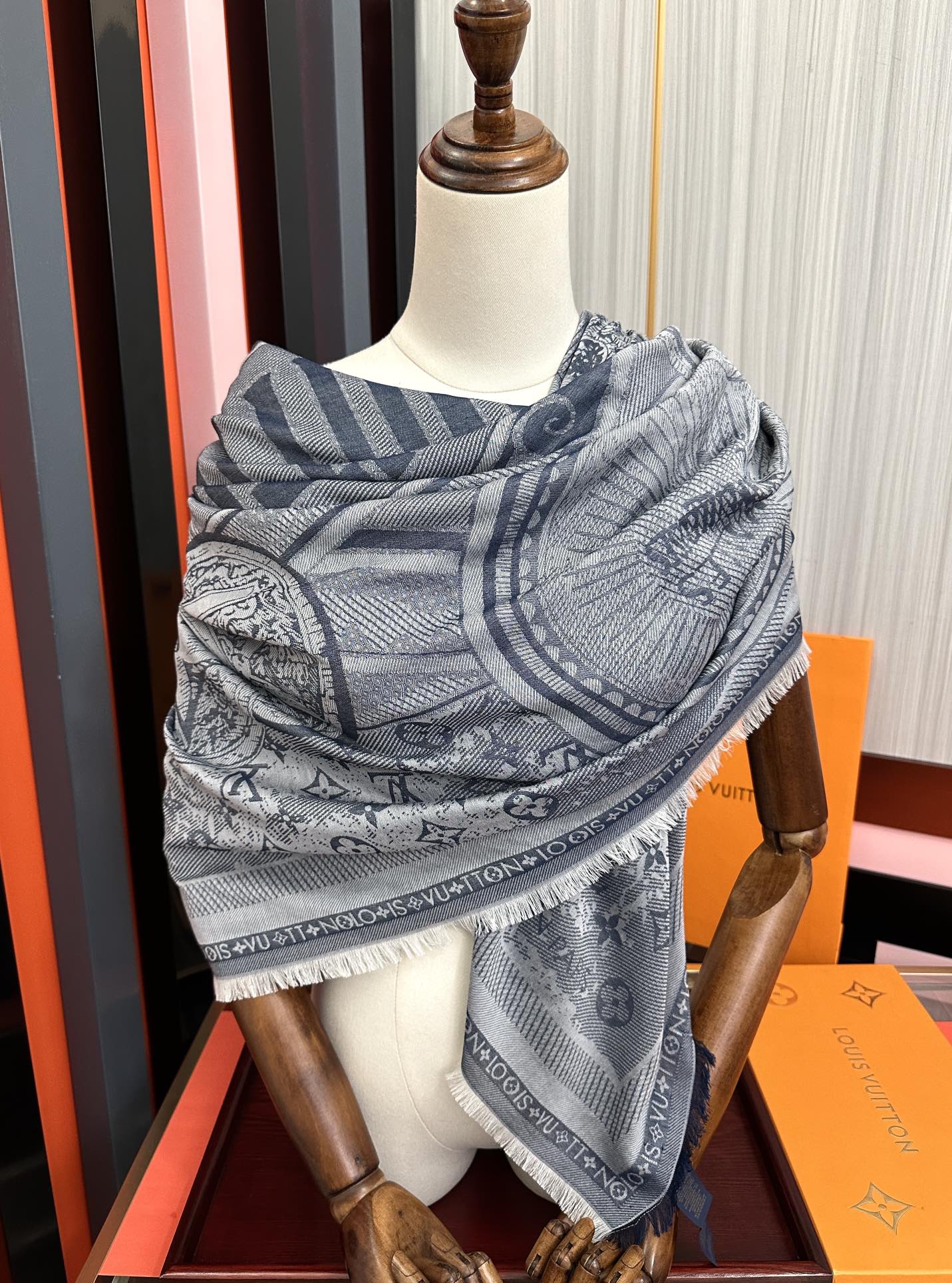 [庆祝]新款LV《复古海报》午夜蓝 午夜蓝底色赋予深沉优雅的质感展览中“午夜蓝调性。[得意] Malle