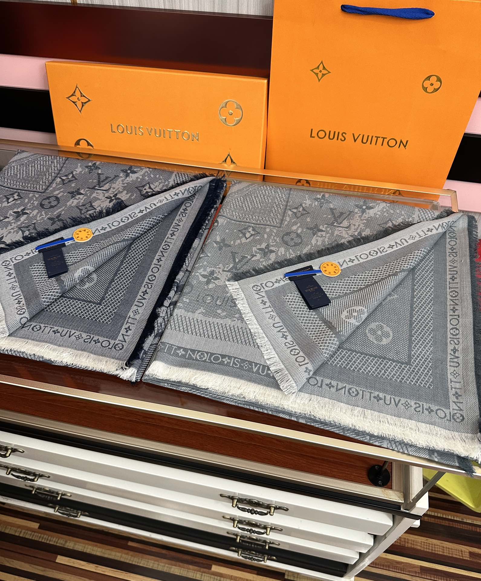 [庆祝]新款LV《复古海报》午夜蓝 午夜蓝底色赋予深沉优雅的质感展览中“午夜蓝调性。[得意] Malle