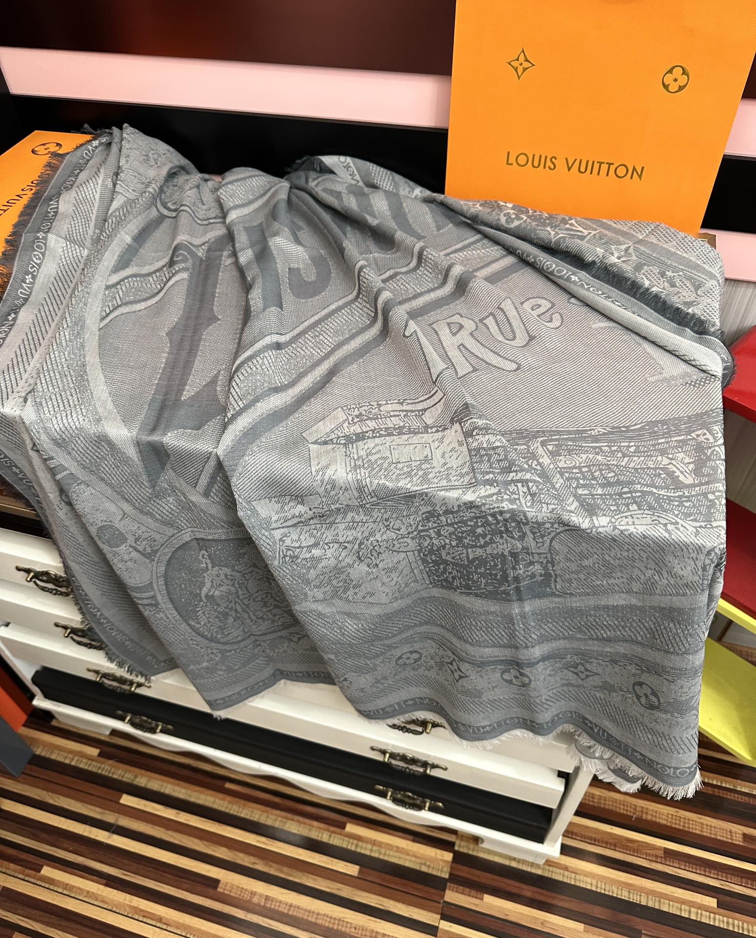 [庆祝]新款LV《复古海报》午夜蓝 午夜蓝底色赋予深沉优雅的质感展览中“午夜蓝调性。[得意] Malle